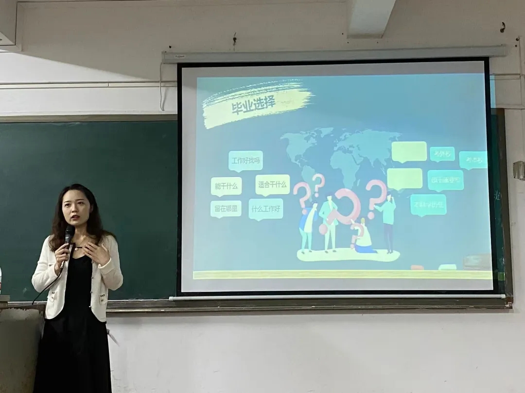 我院邀请校友张钰做《就业在左，考研在右》讲座