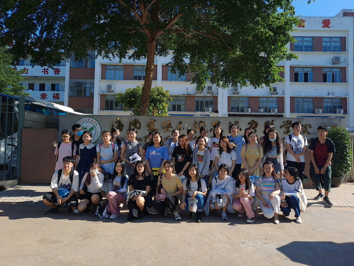 1622016912546305.jpg 图3 2018级1班学生在定安仙沟思源实验学校门前合影.jpg