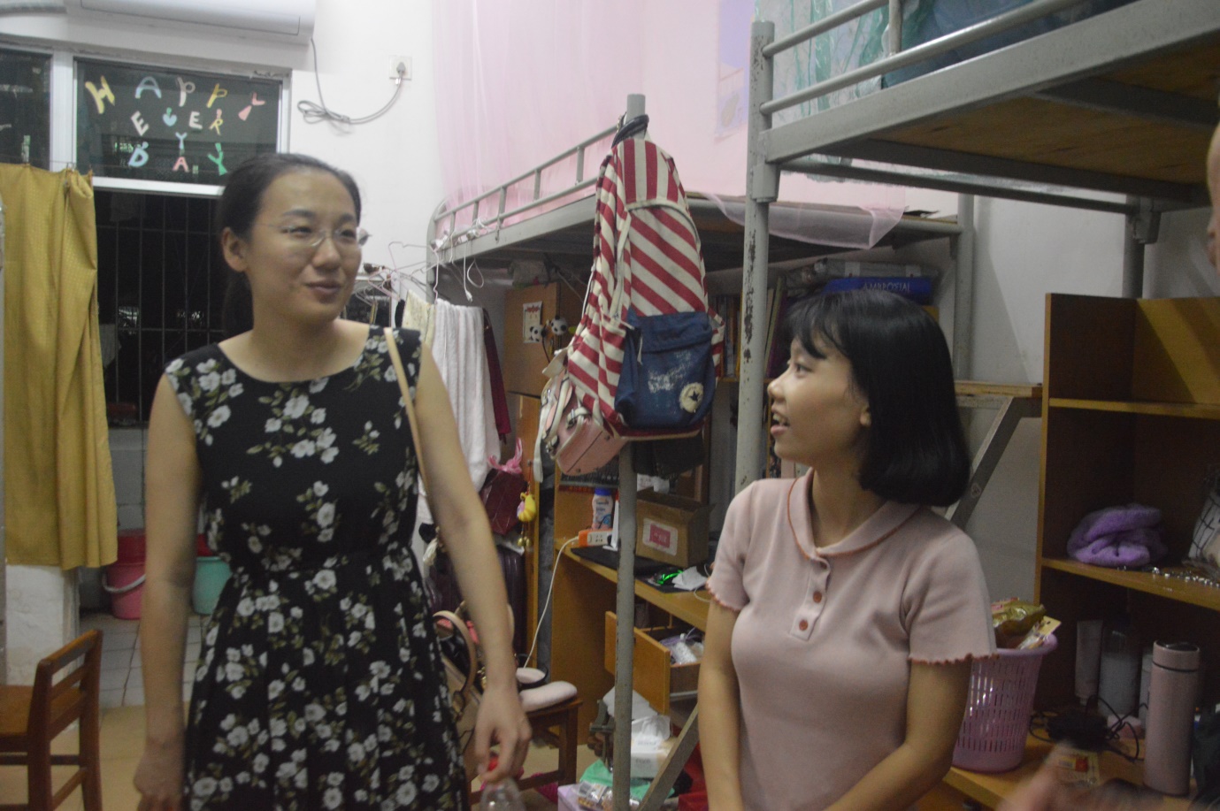 青年之声・教育与心理学院领导老师走寝新生宿舍