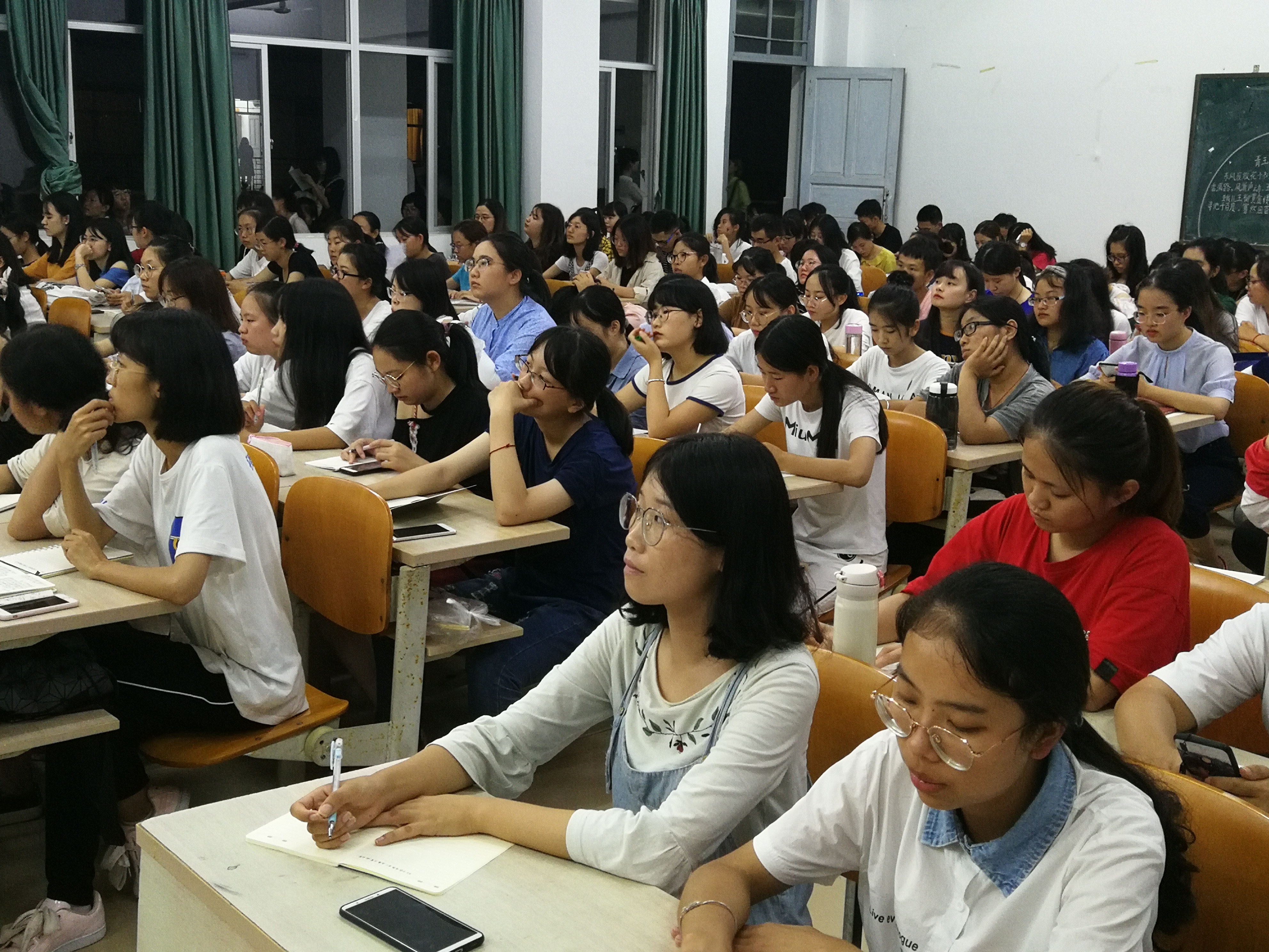 青年之声・记文学院“星空游戏官方榕树讲座”之“关于当下国产电影发展态势的反思”