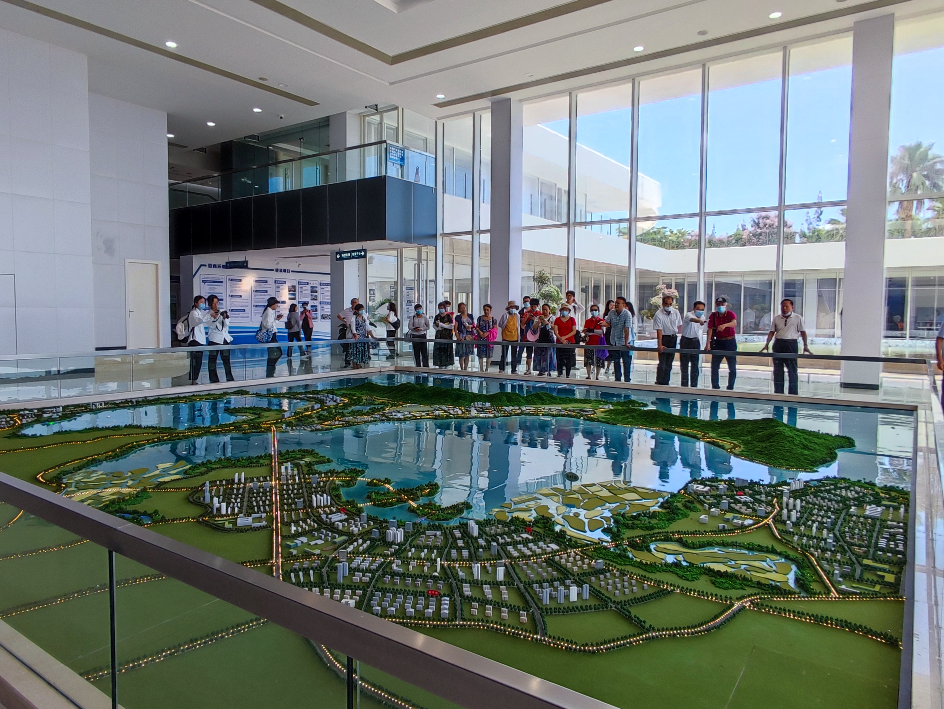 我校师生开展“我看中国特色社会主义”活动