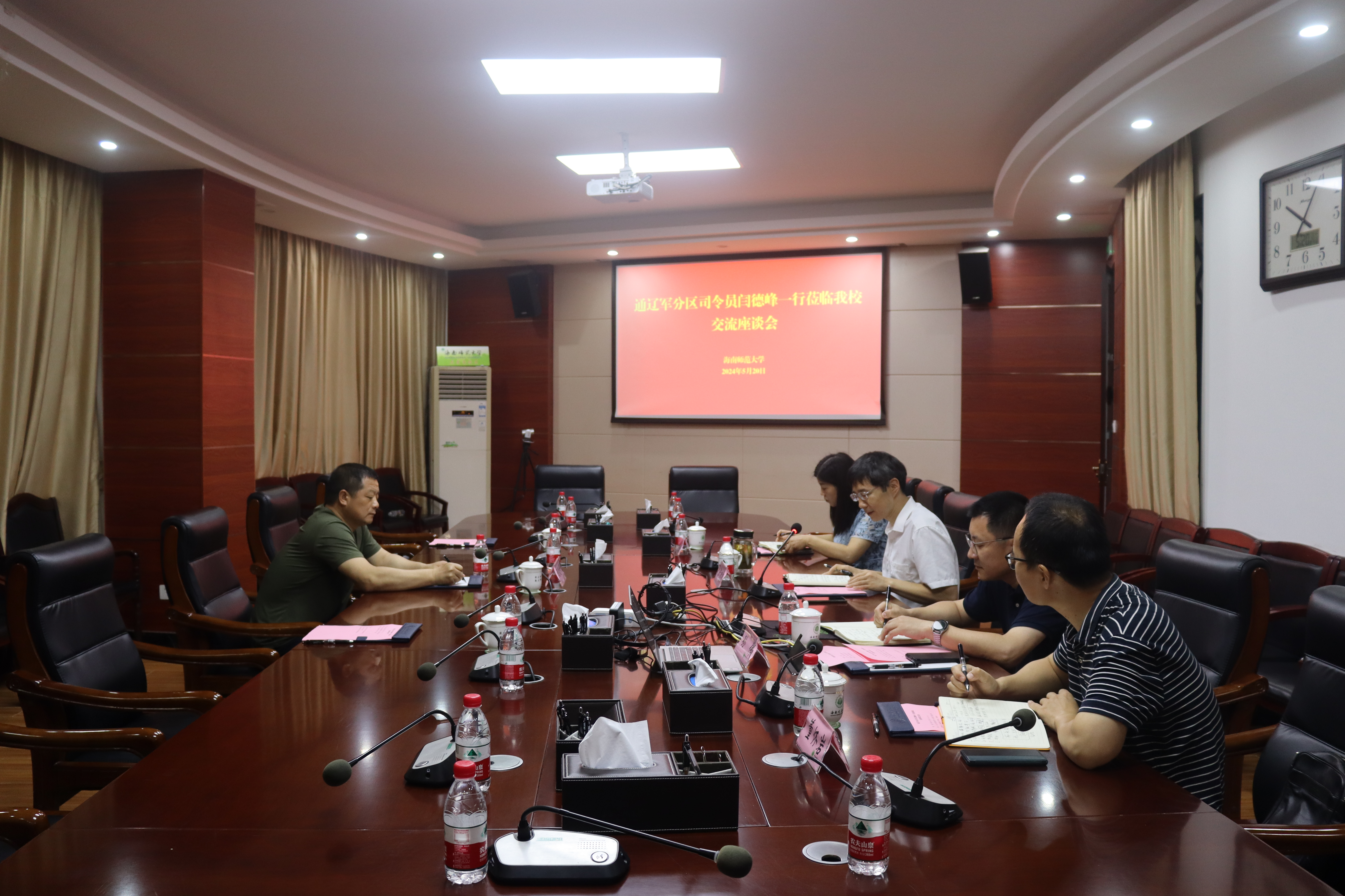 通辽军分区司令员闫德峰到我校交流座谈