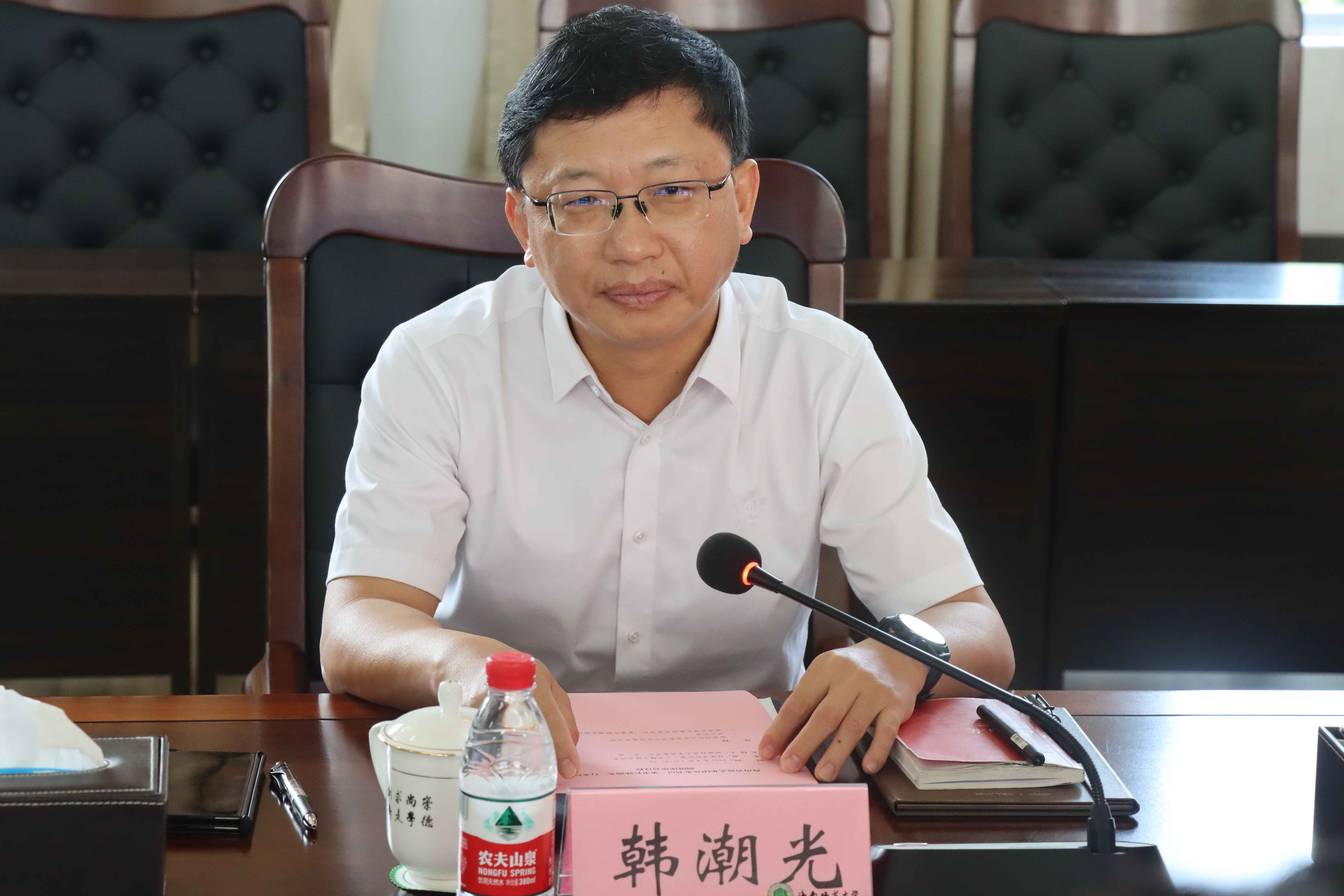 海南省演艺集团党委书记、董事长韩潮光一行来校调研座谈