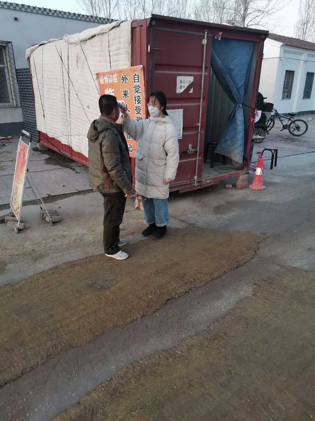 面对疫情不退缩,为村民服务,用自己的实际行动践行着当代大学生的使命