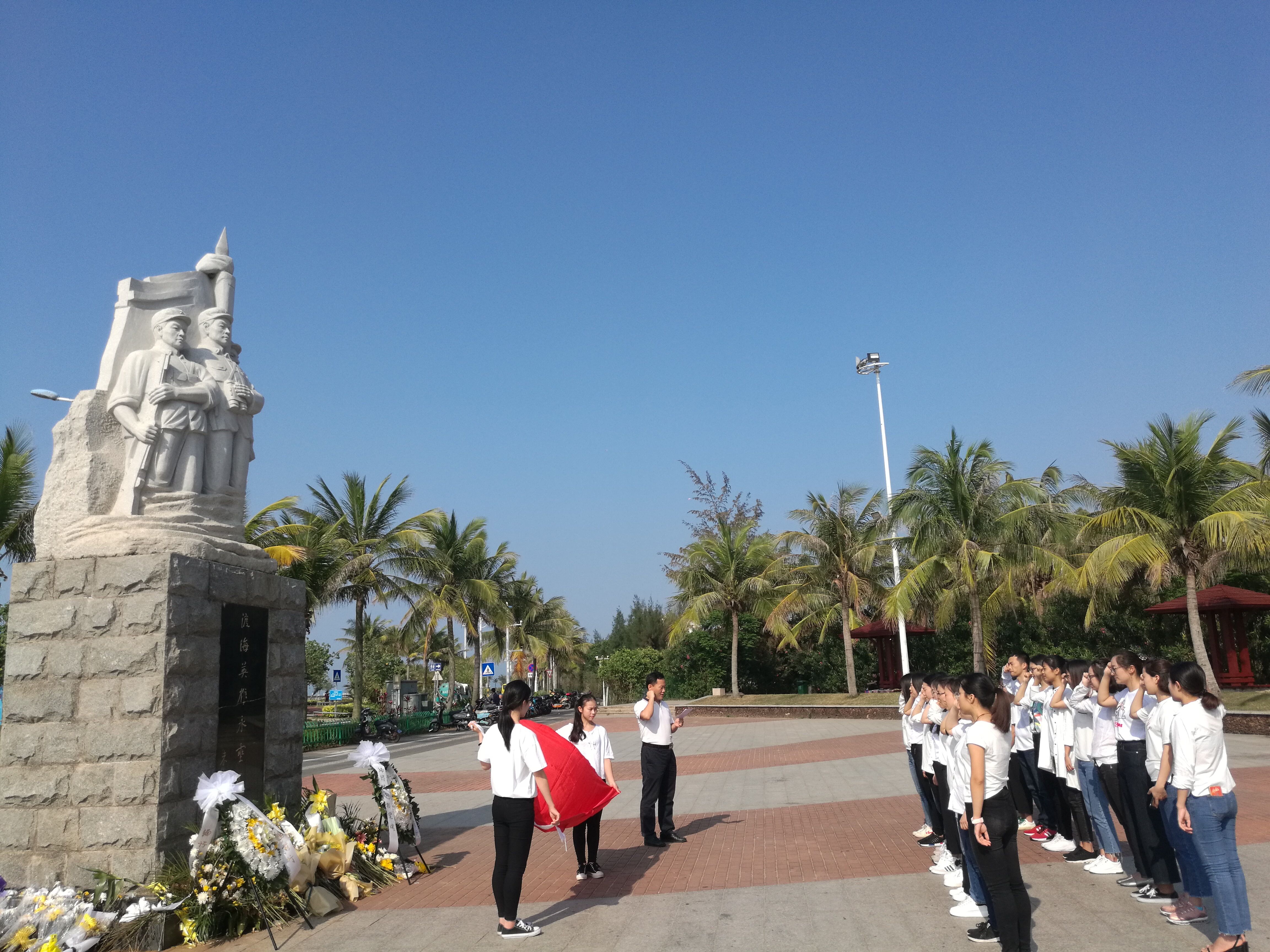 清明节院学生党支部渡江英雄纪念碑缅怀烈士活动