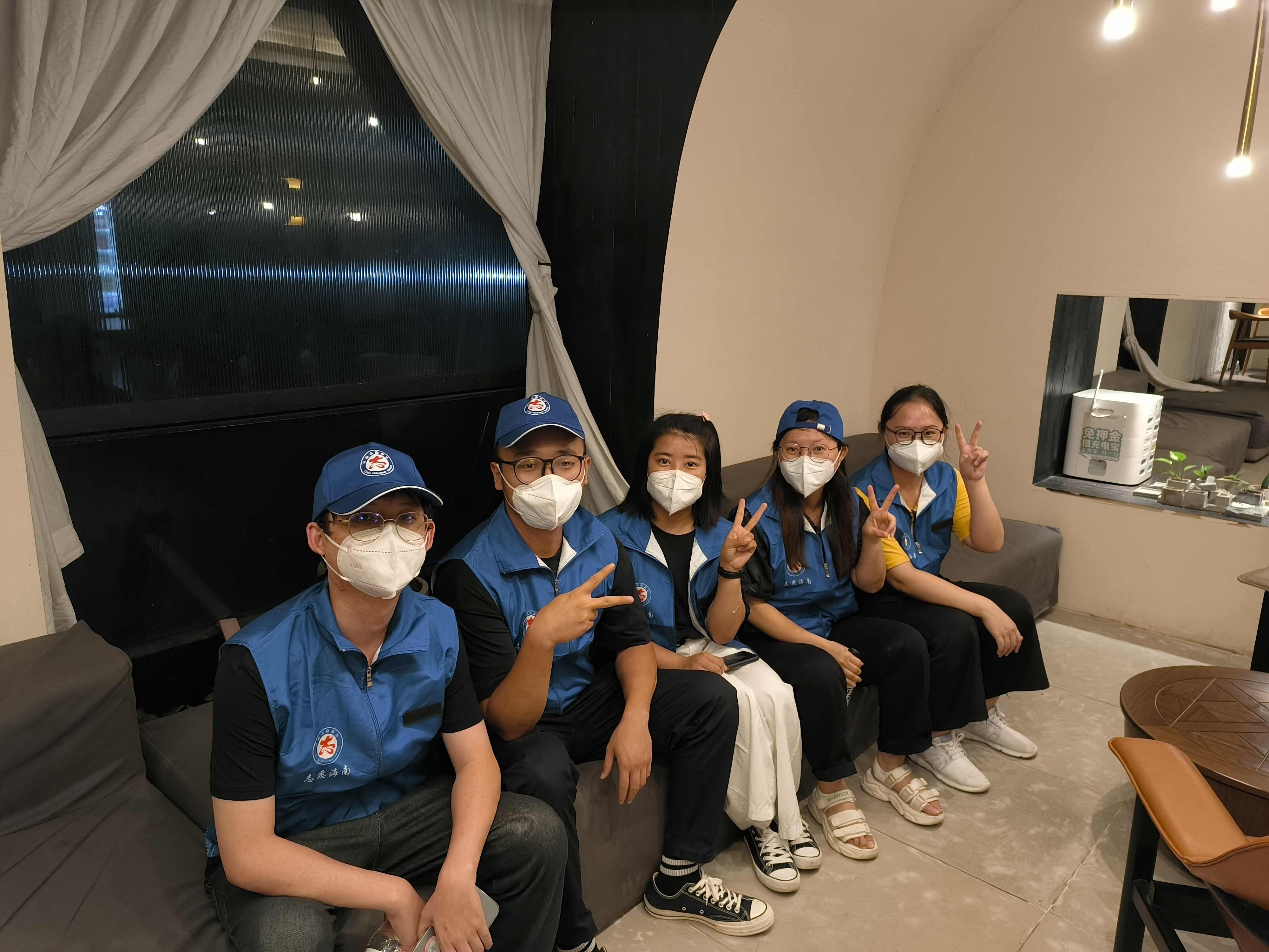 众志成城  志愿抗疫 ――致敬逆行奔赴三亚、陵水疫区的美术学院志愿者