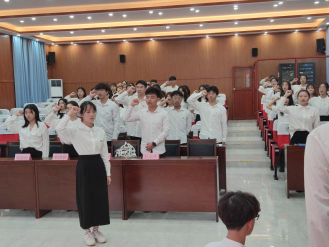 重温入团誓词，重忆入团初心