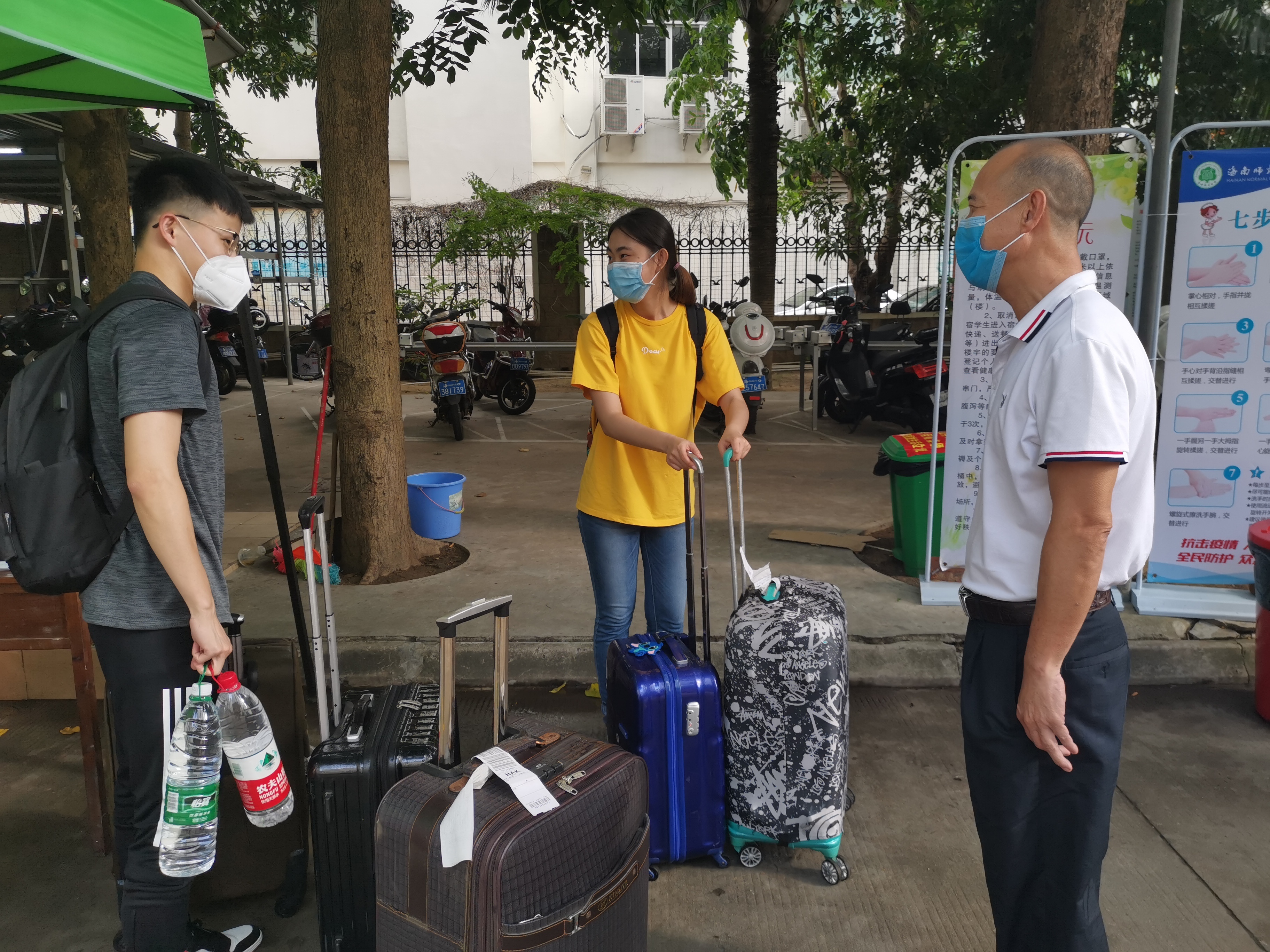 心理学院迎接、慰问第一批返校学生