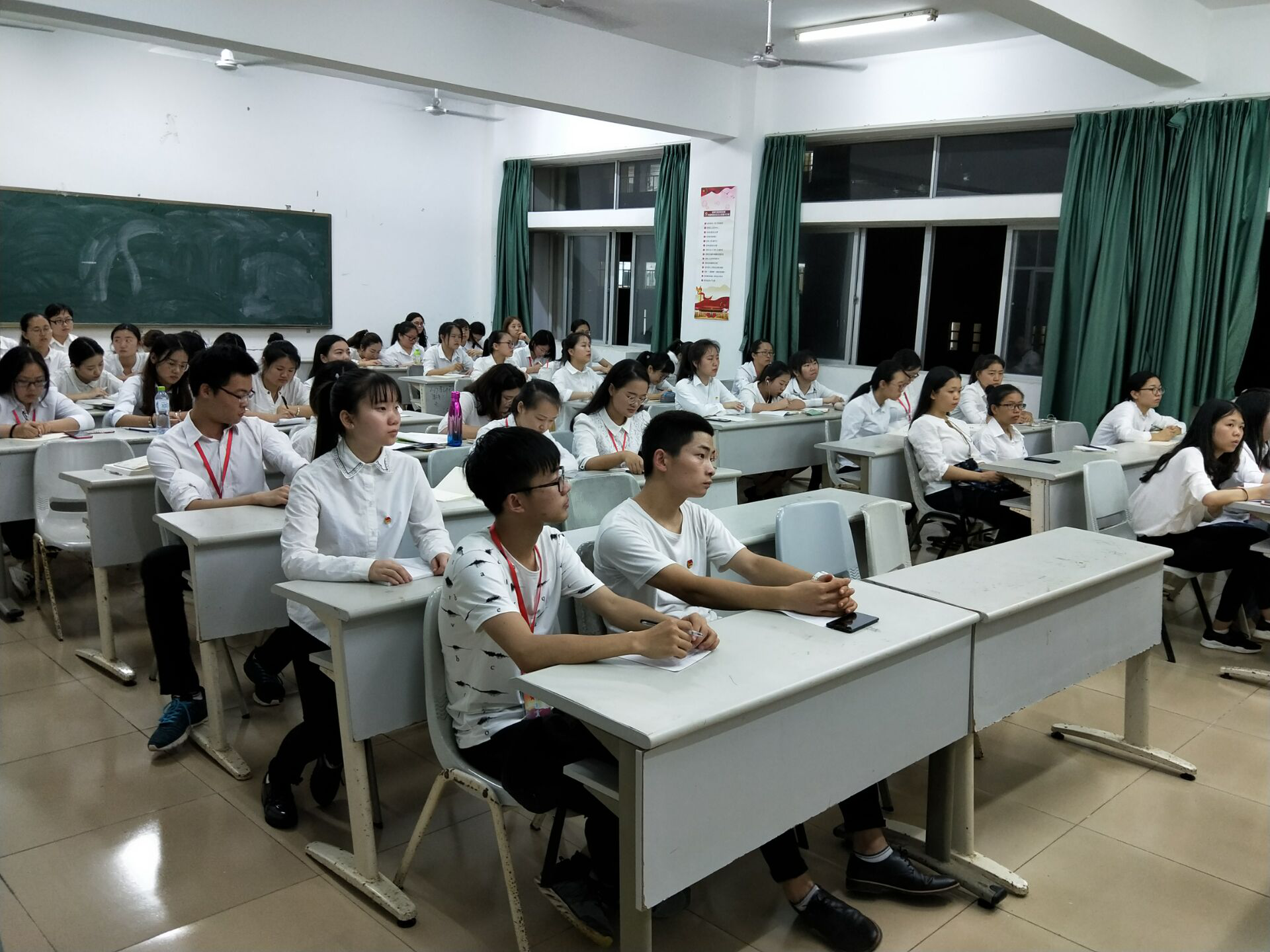 青年之声・聆听红色故事，学习“两会”精神