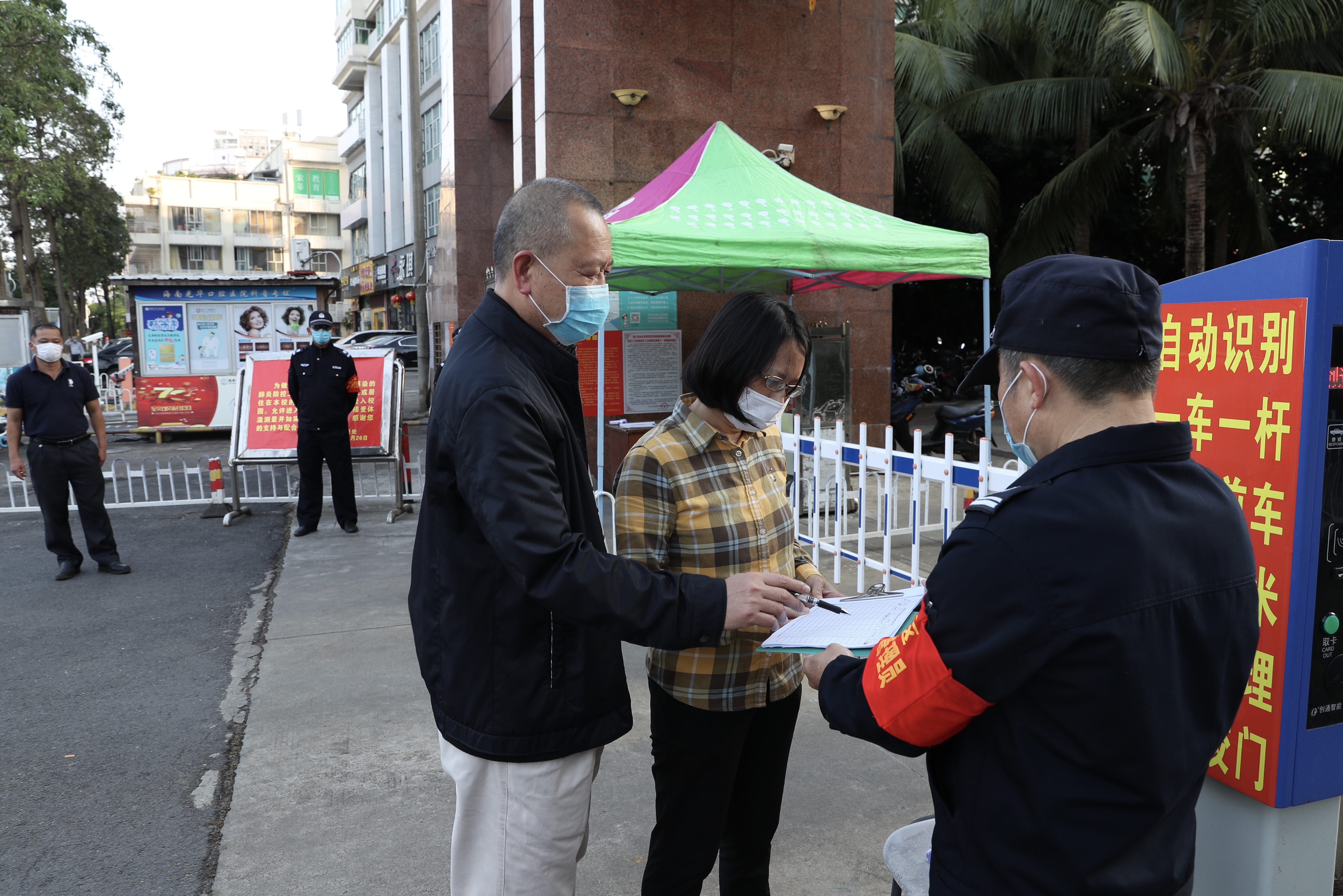 校领导深入校园检查疫情防控工作