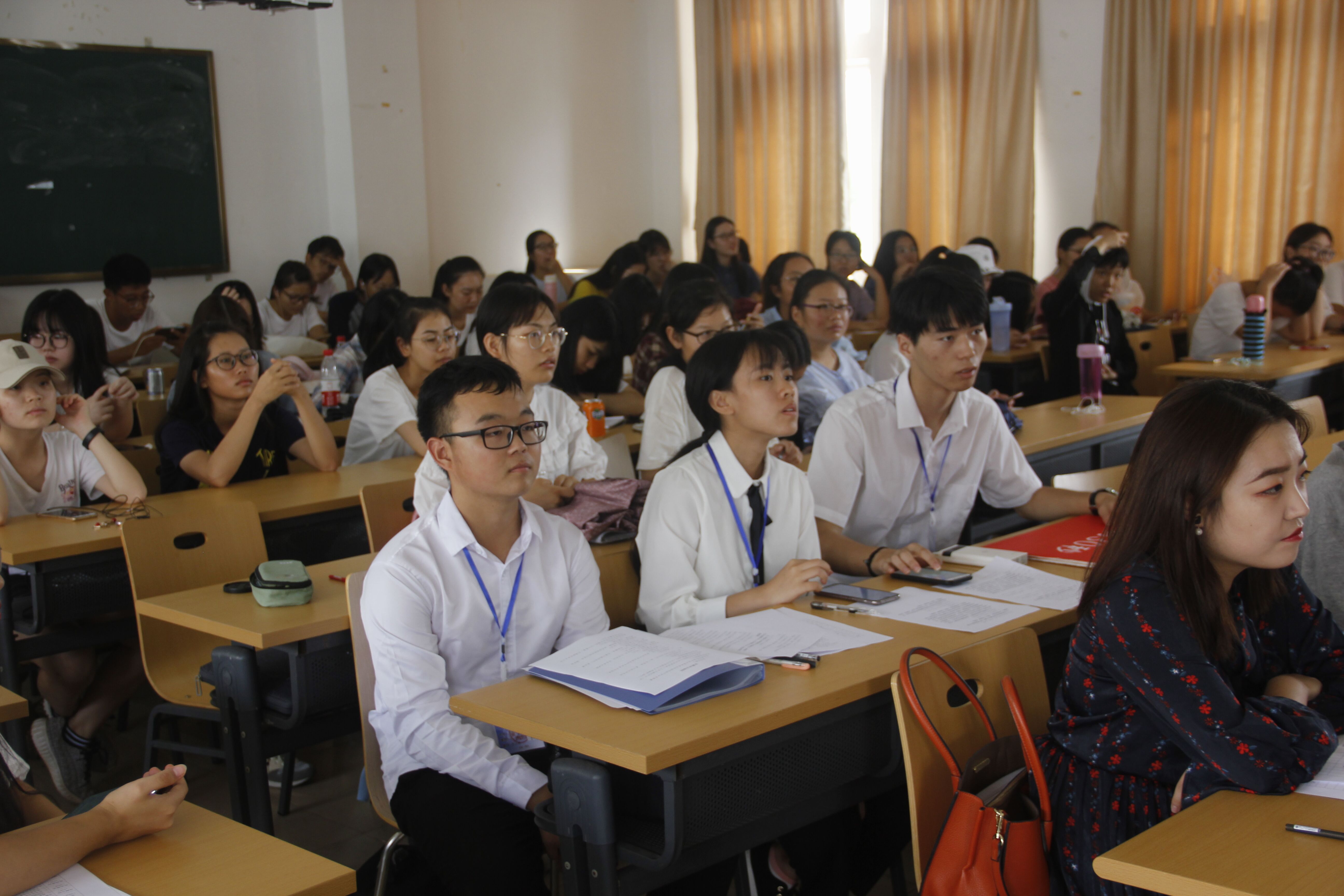 青年之声• 记文学院第三届论衡杯大学生辩论赛决赛