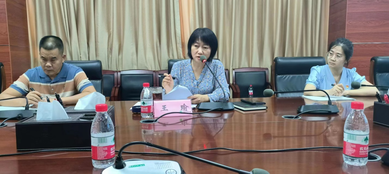 校领导为机关党委第十四党支部上专题党课