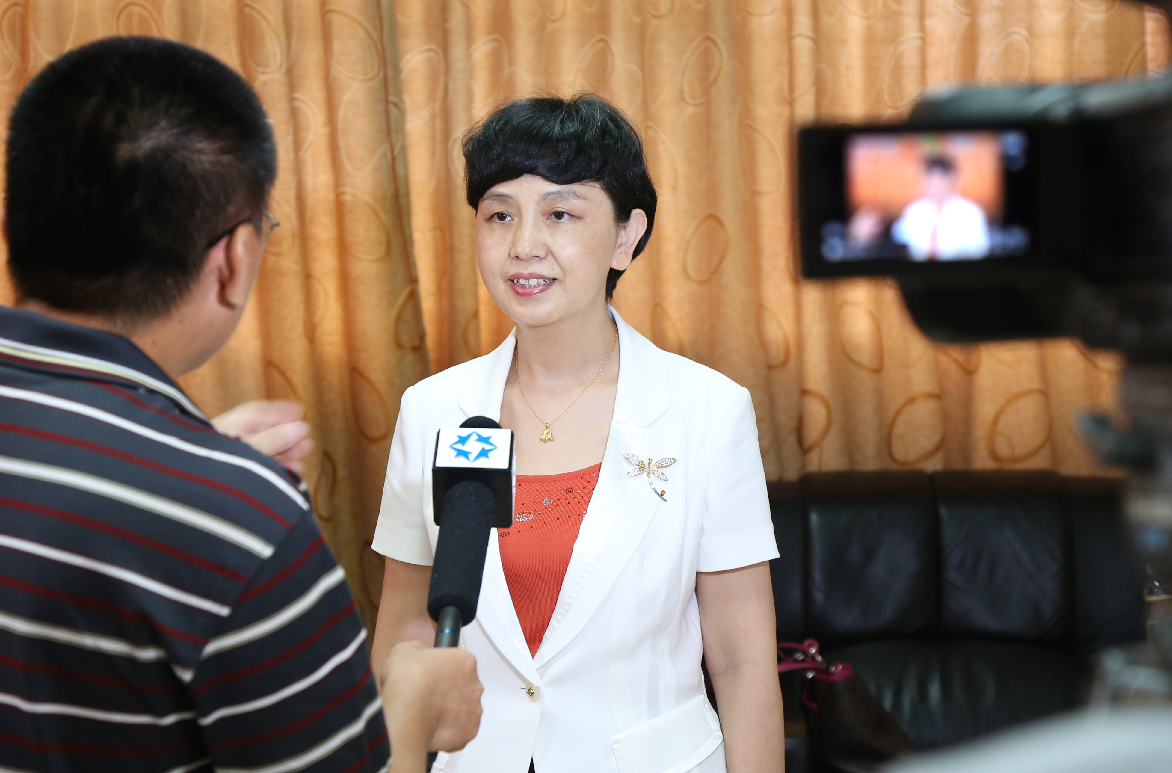 贯彻落实党代会精神:带头学习 找准位置 主动贯彻落实