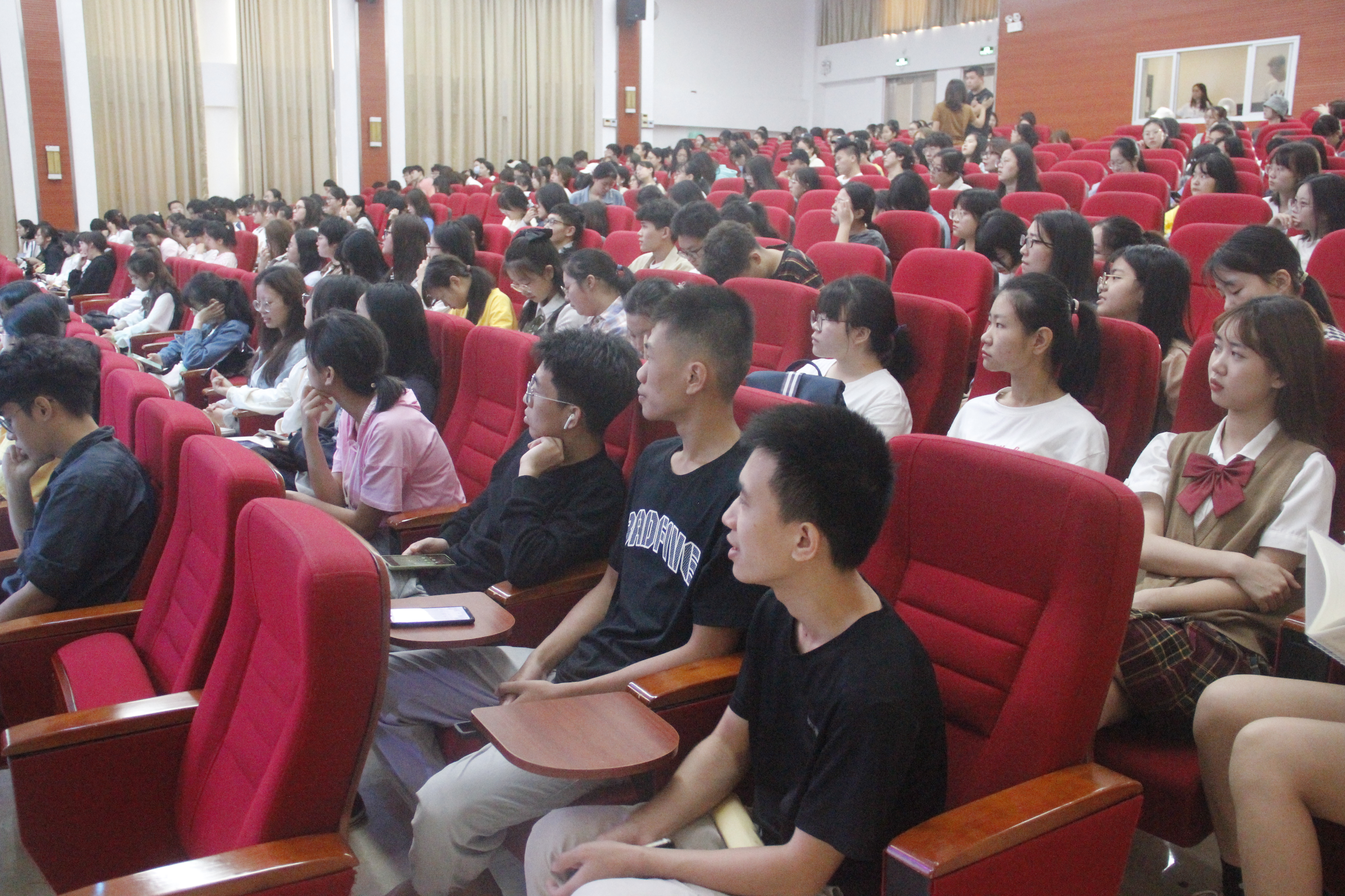 记文学院创新创业实践周之微课设计与制作技巧培训讲座