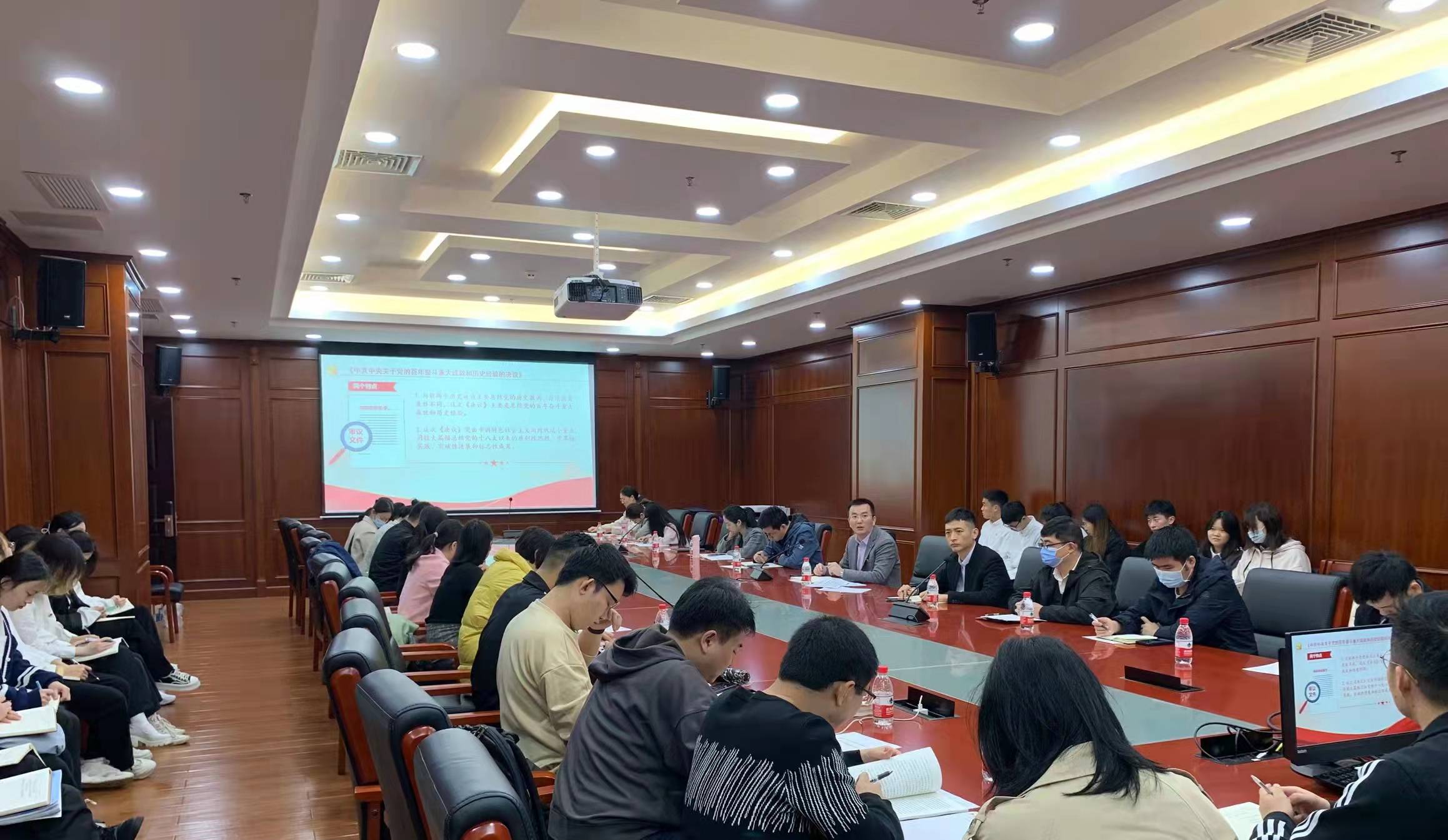 校团委书记为青年师生宣讲党的十九届六中全会精神