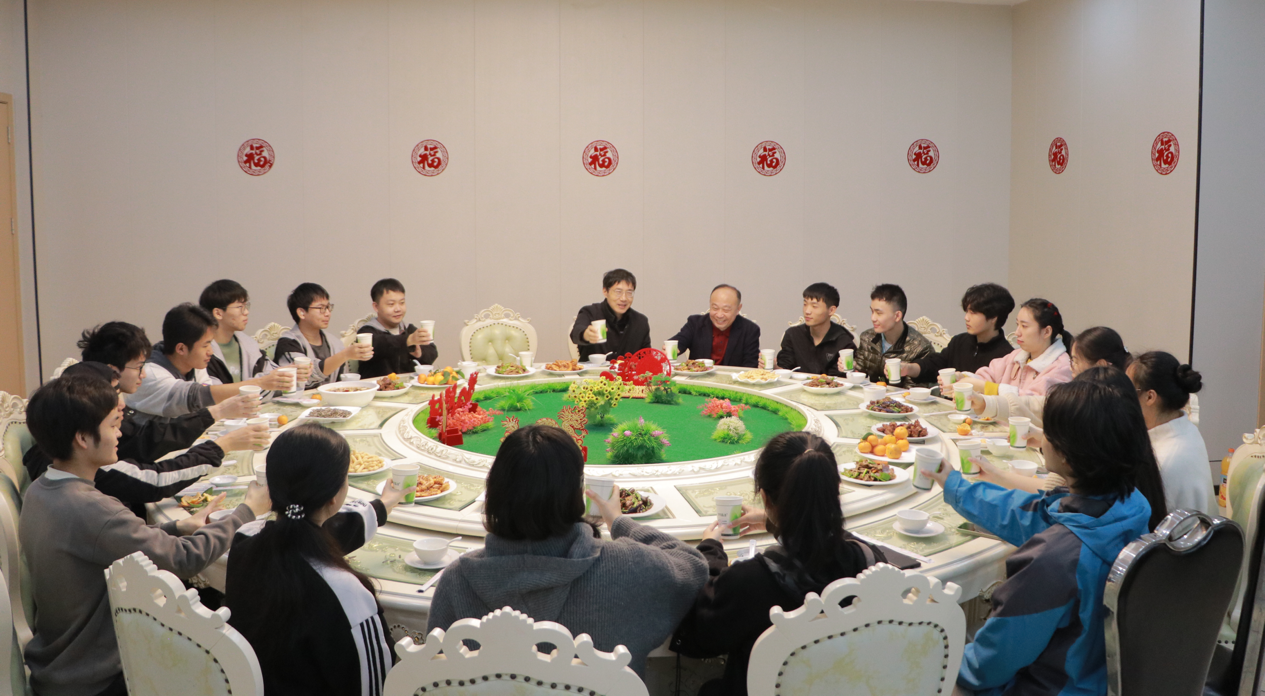 陈相松与留校学生同吃年夜饭共贺新春佳节