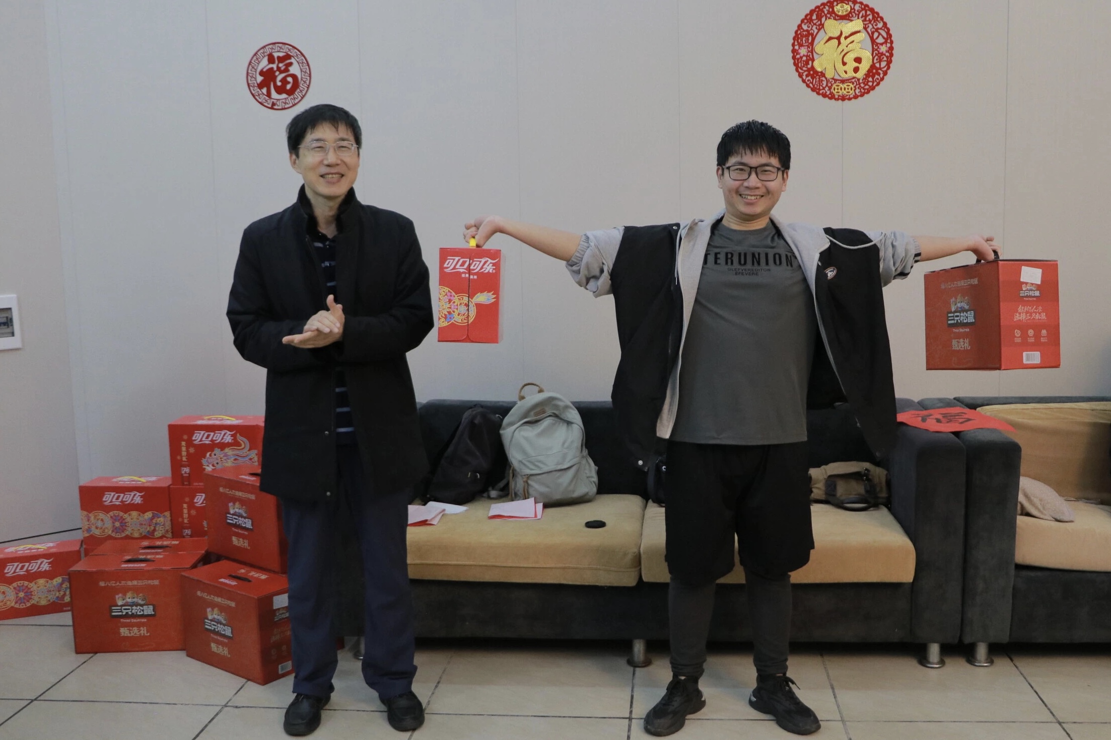 陈相松与留校学生同吃年夜饭共贺新春佳节