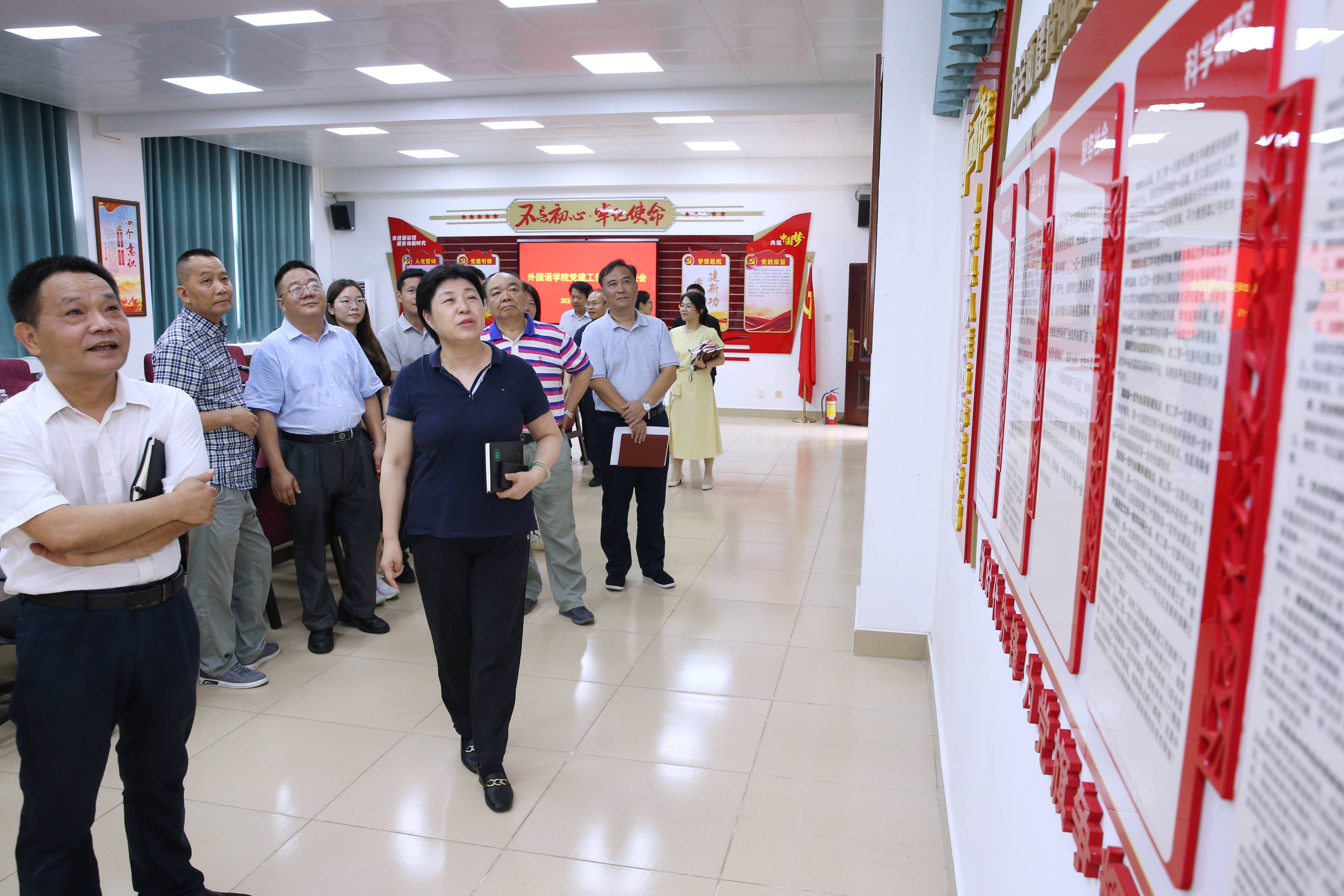 许玫到外国语学院开展党建工作调研