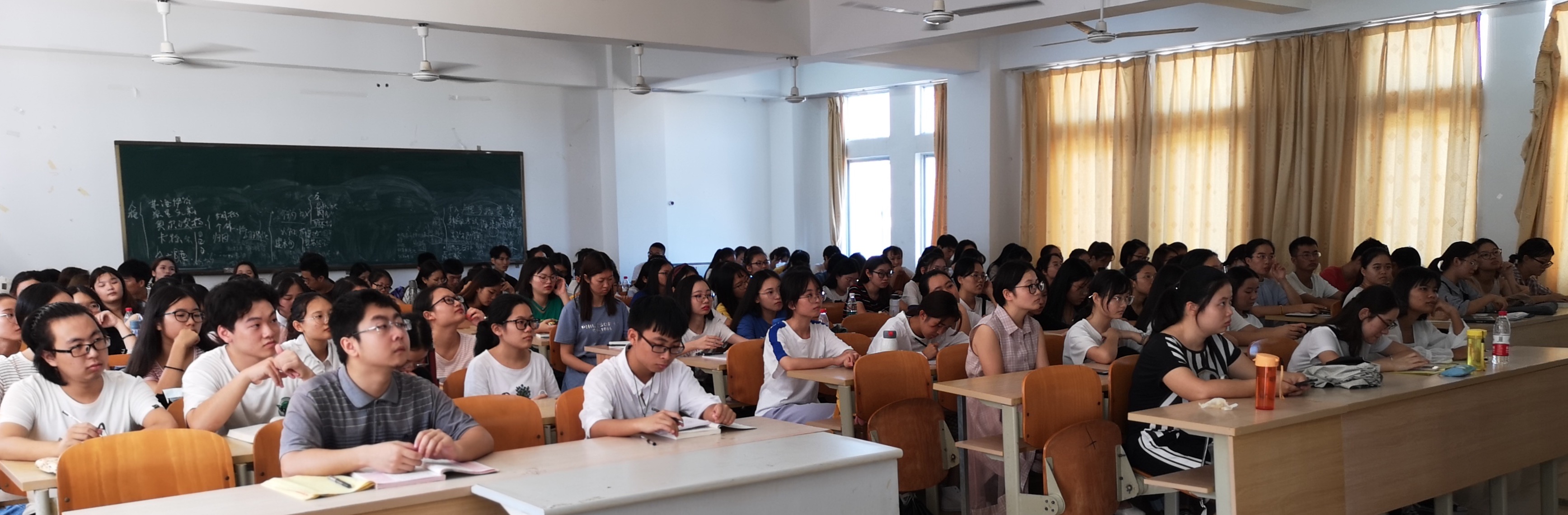 青年之声・记文学院优秀校友陈徐老师就业分享会