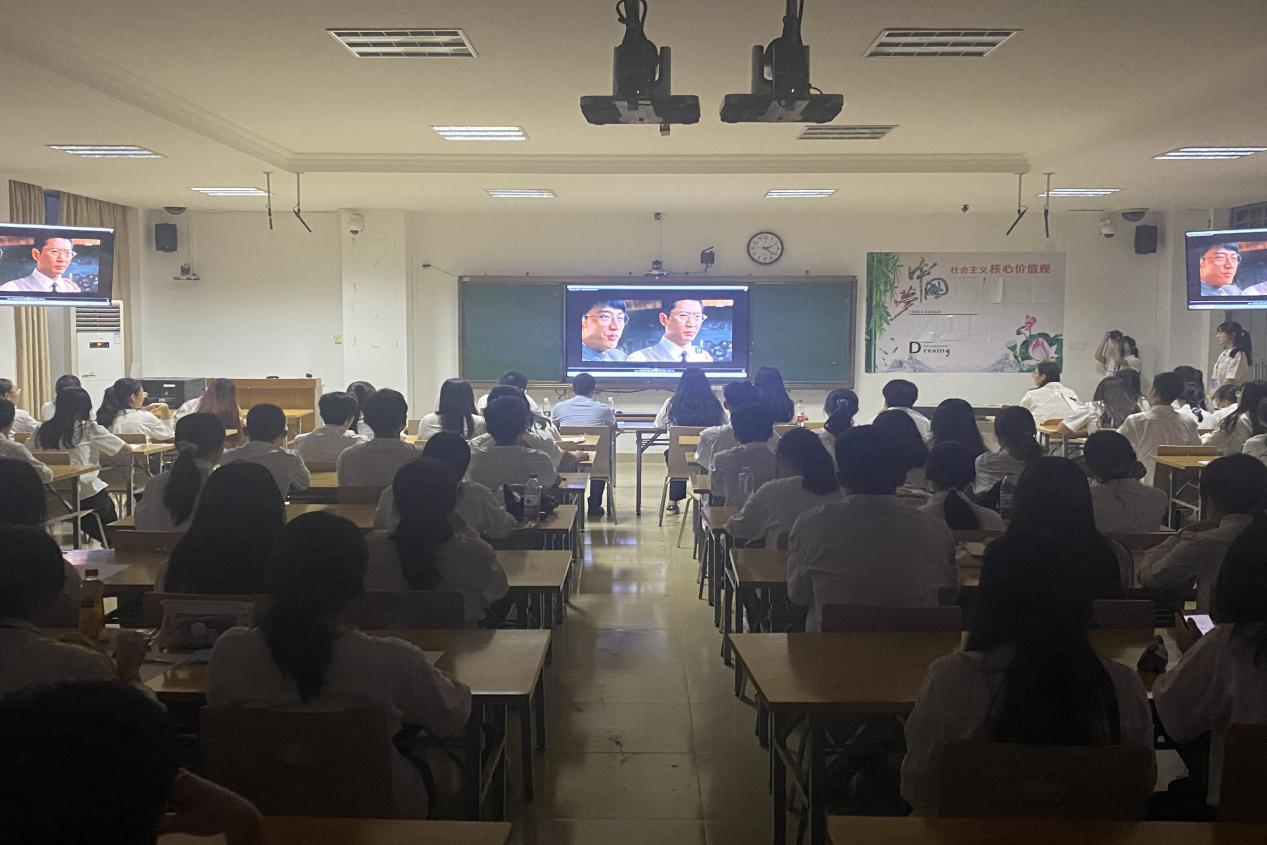 文学院举行“重温红色经典,传承革命精神”红色影片观影活动