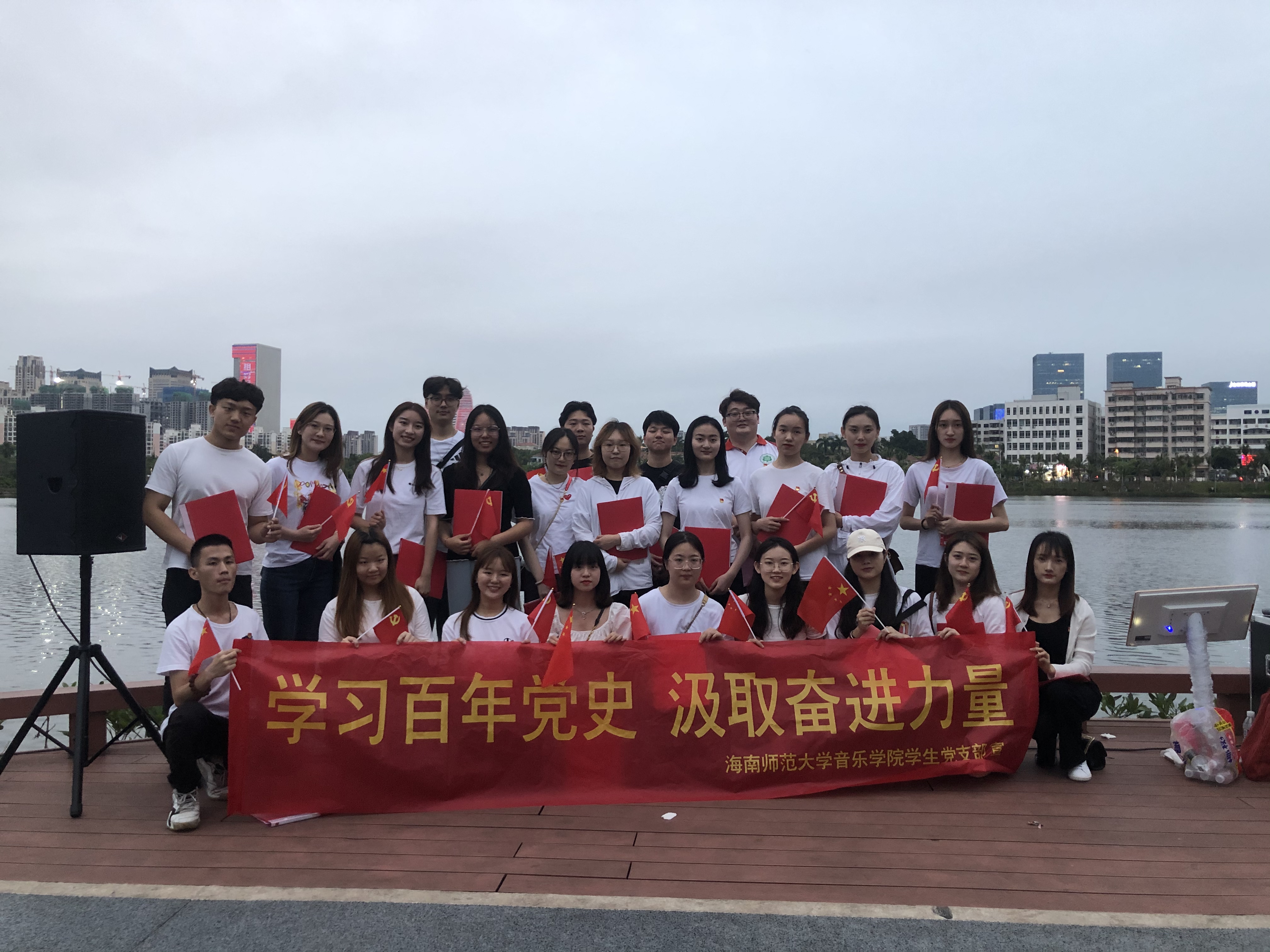 海师音乐学院学生党员主动融入基层，传唱红歌颂扬百年党史