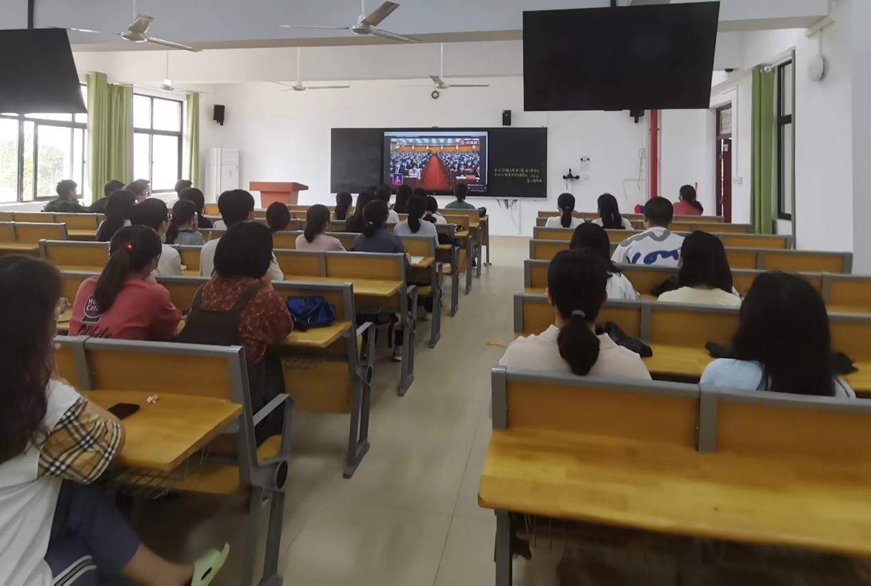 文学院组织师生收看党的二十大开幕会