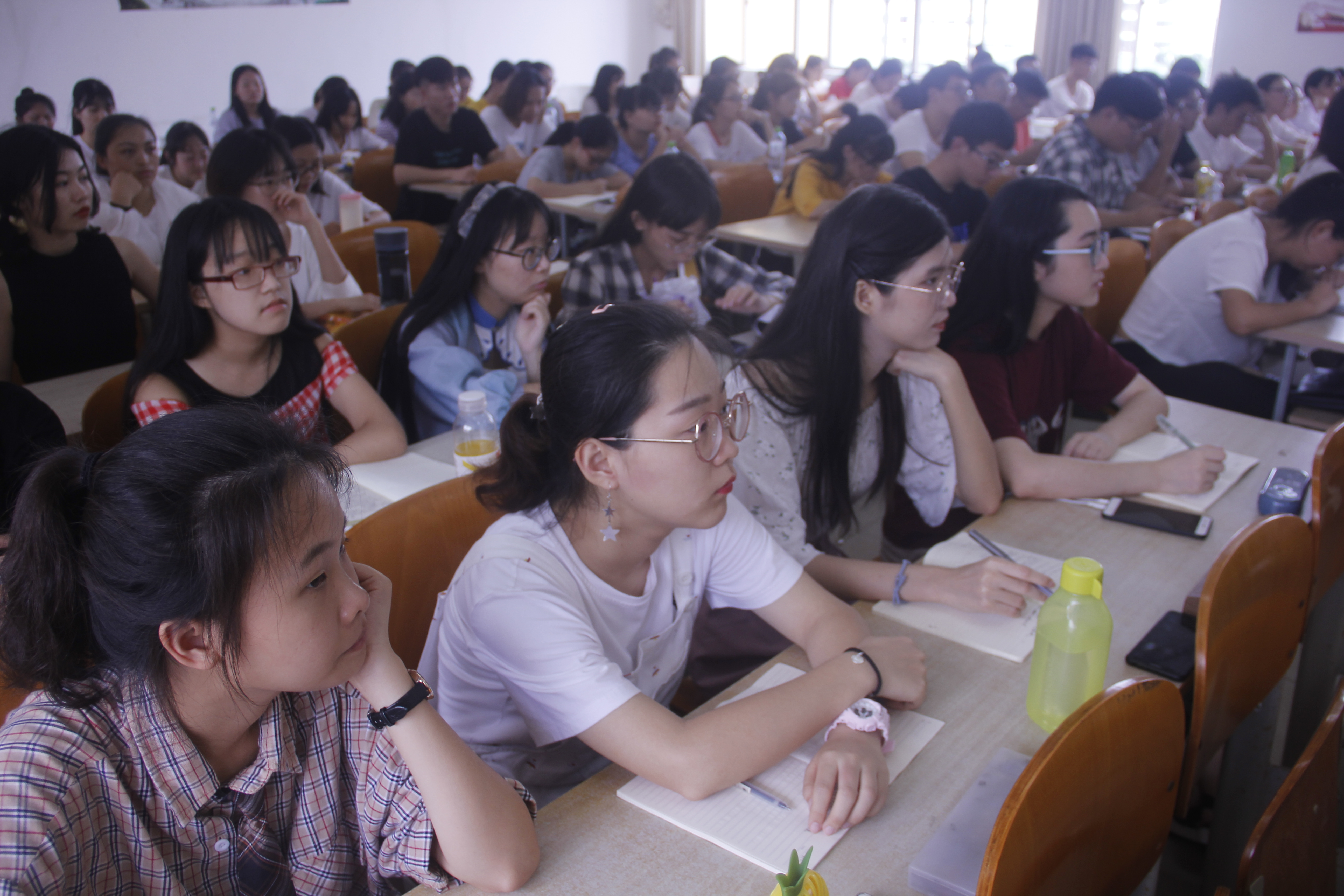 记文学院“大学生社交礼仪”讲座