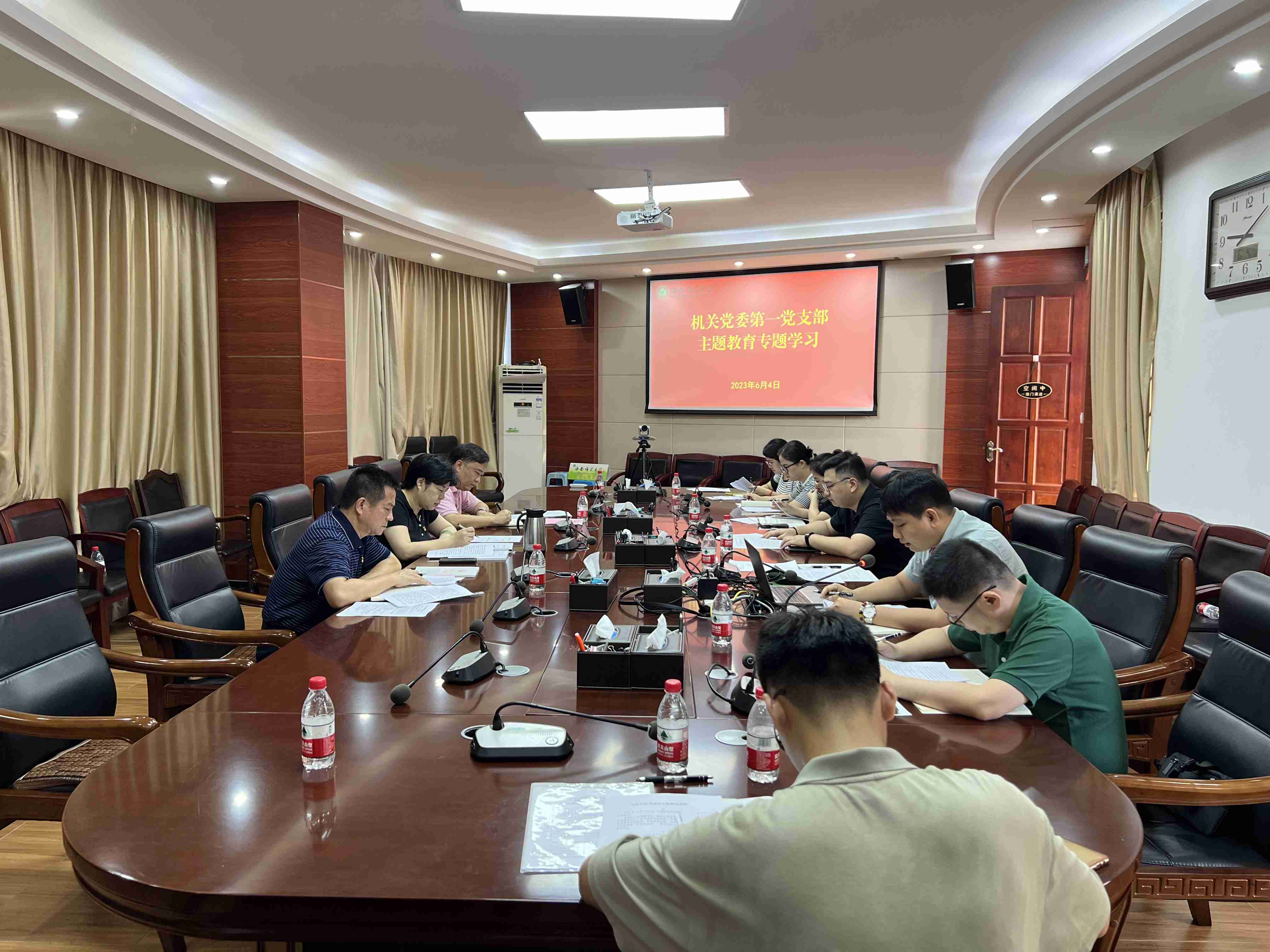 许玫参加所在党支部主题教育专题学习会