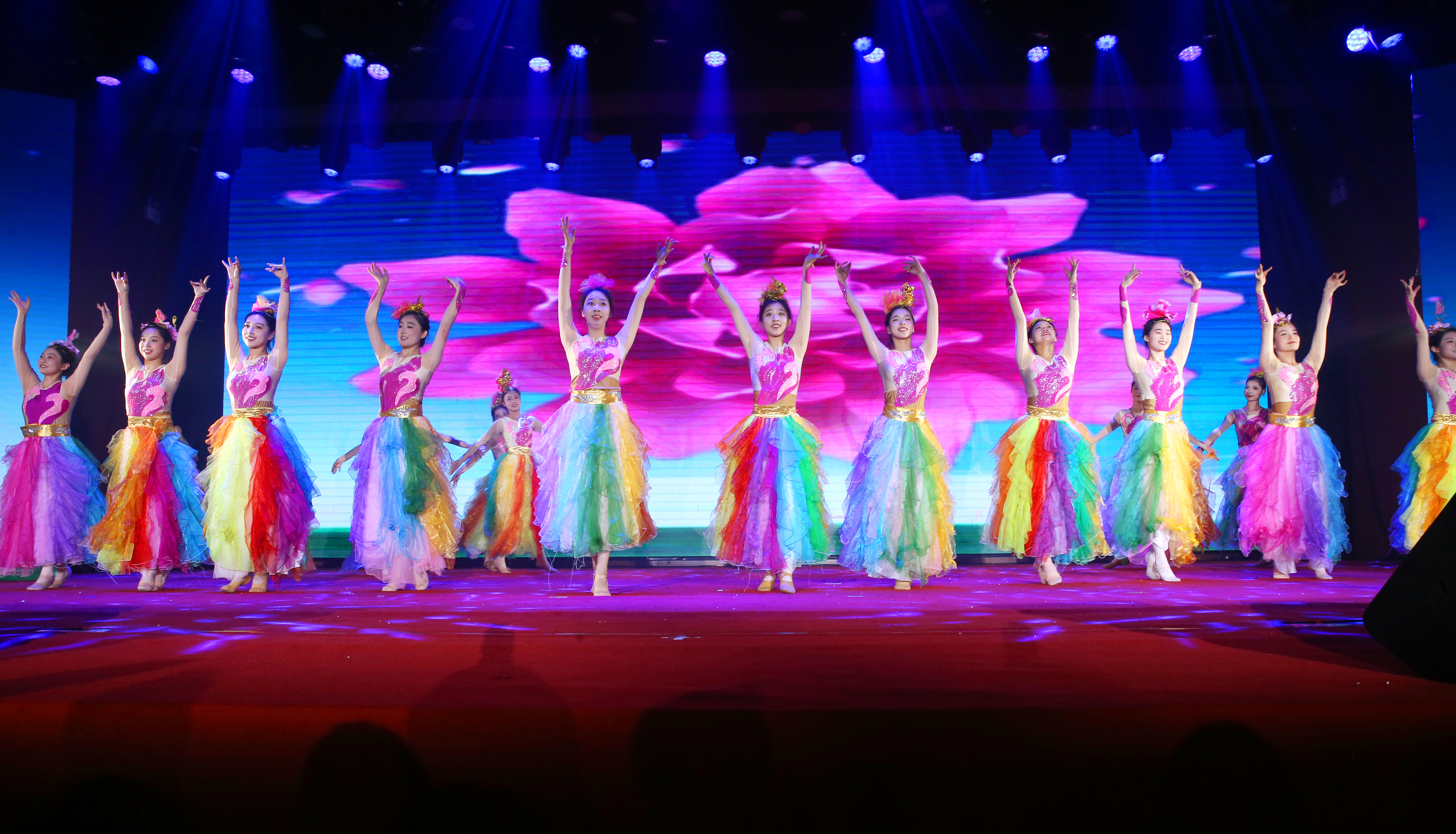 星空游戏官方举办“巾帼之光――致敬最美巾帼奋斗者颁奖晚会庆祝“三八”国际妇女节