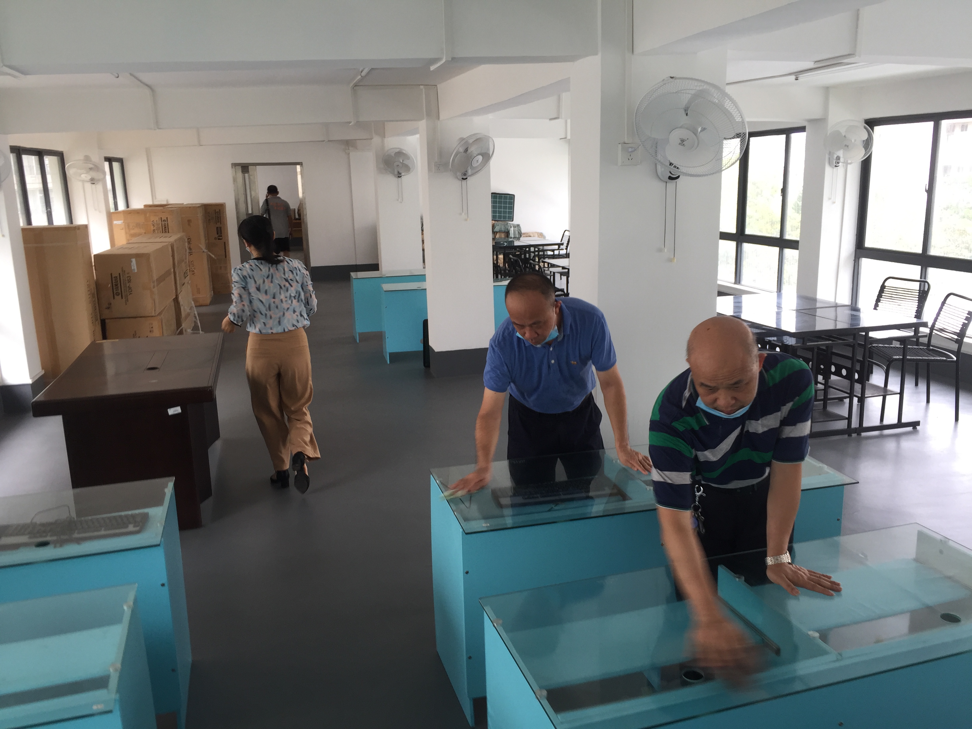 我校基层党支部开展“开学卫生联防服务”活动