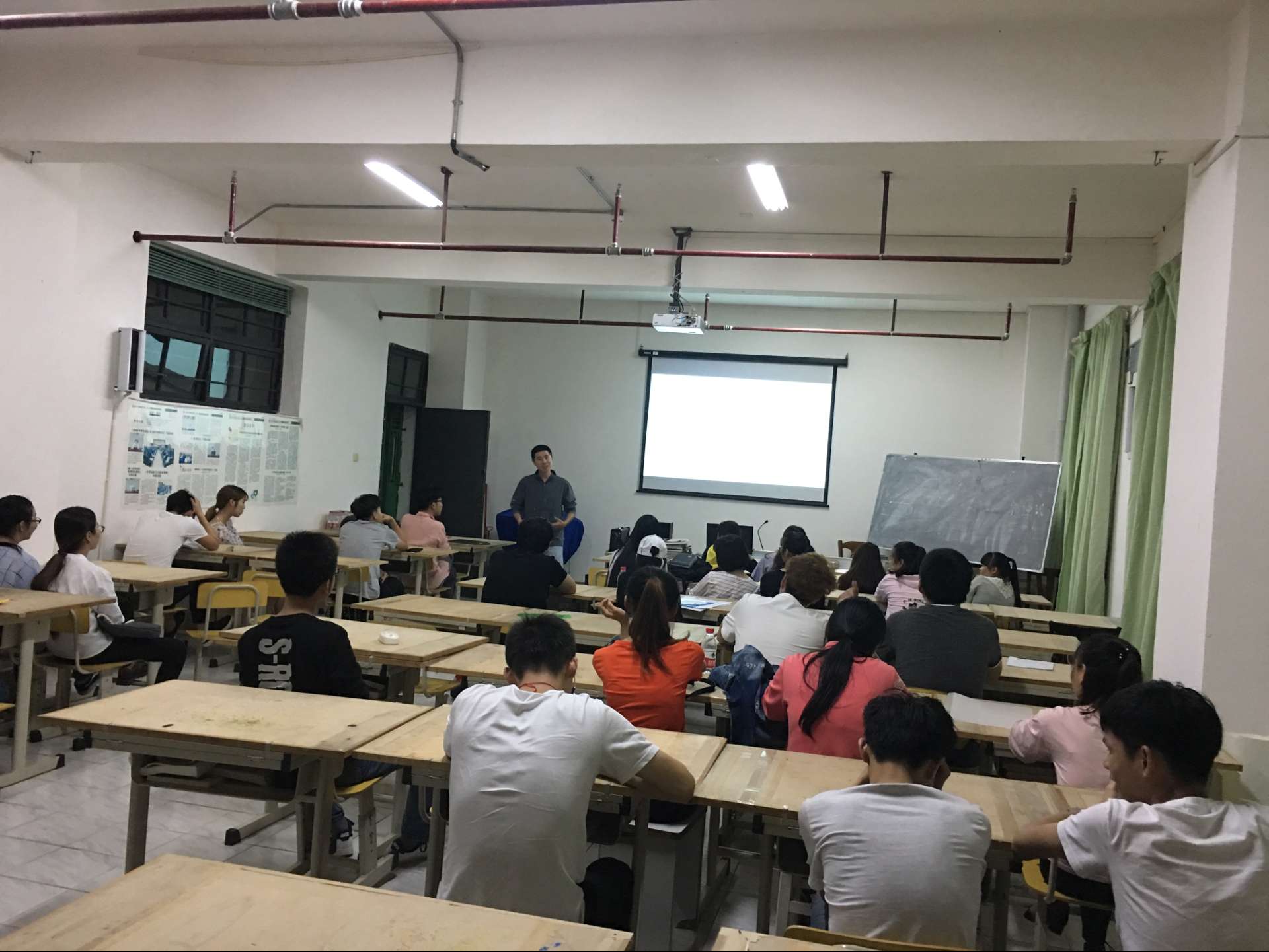 “安全高于一切，责任重于泰山”—记学院开展清明节假期安全教育