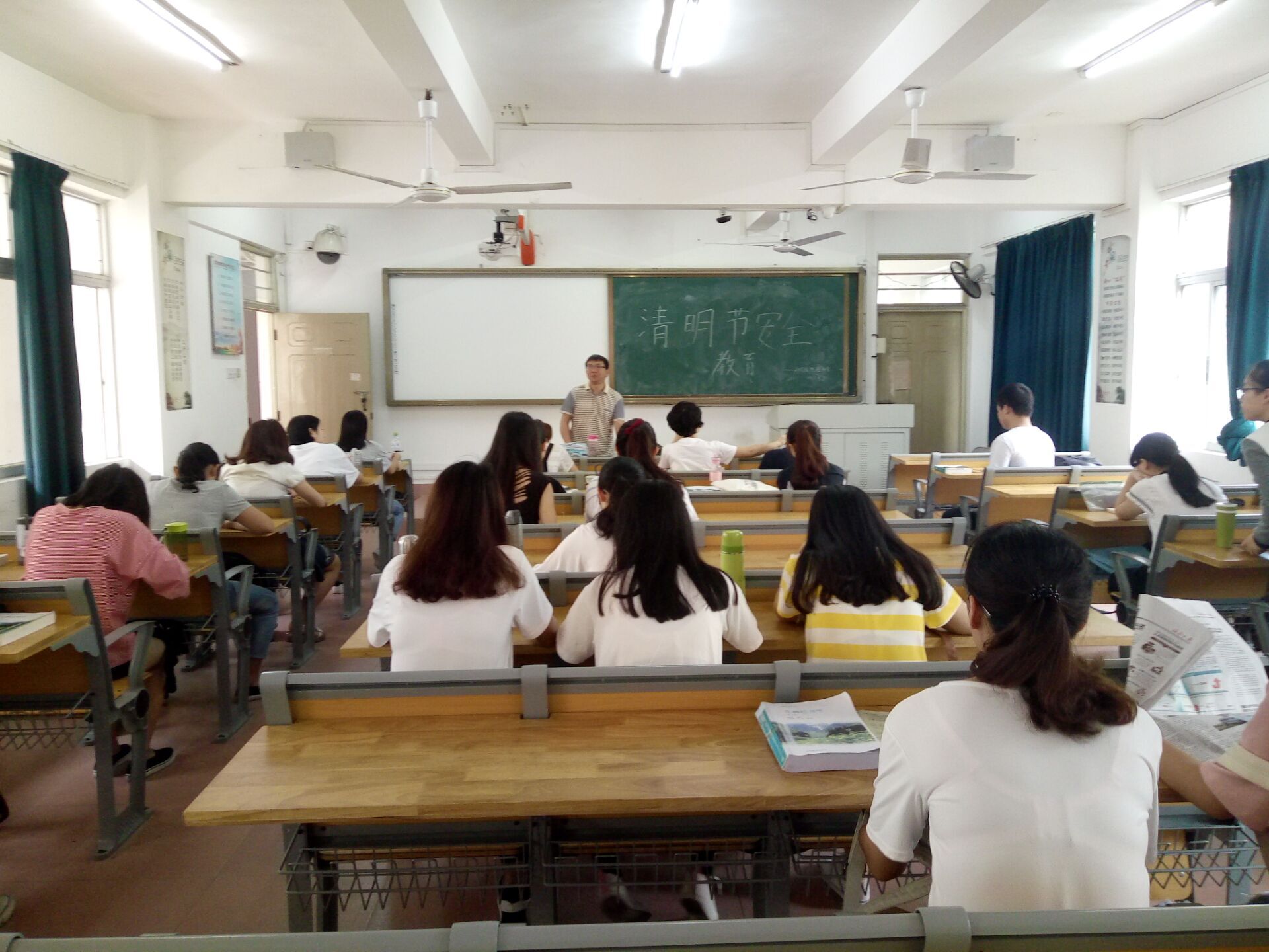 “安全高于一切，责任重于泰山”—记学院开展清明节假期安全教育