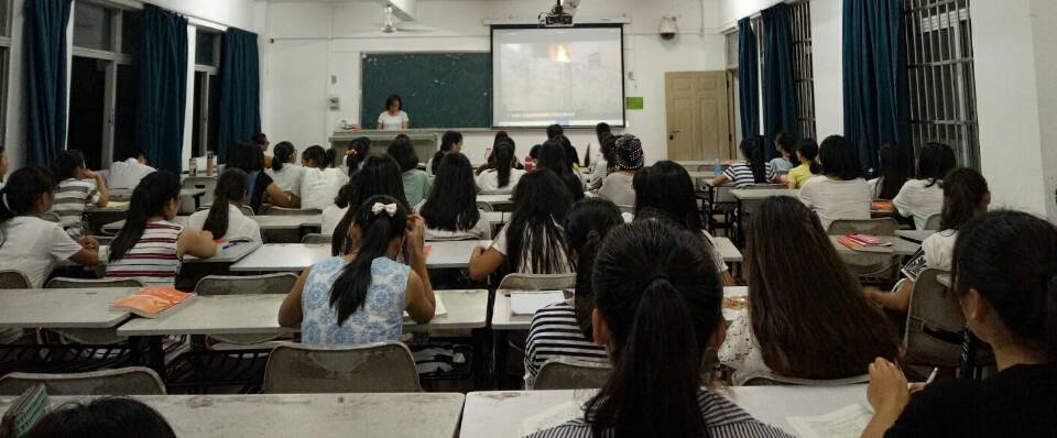 我院各班级组织召开消防安全教育主题班会