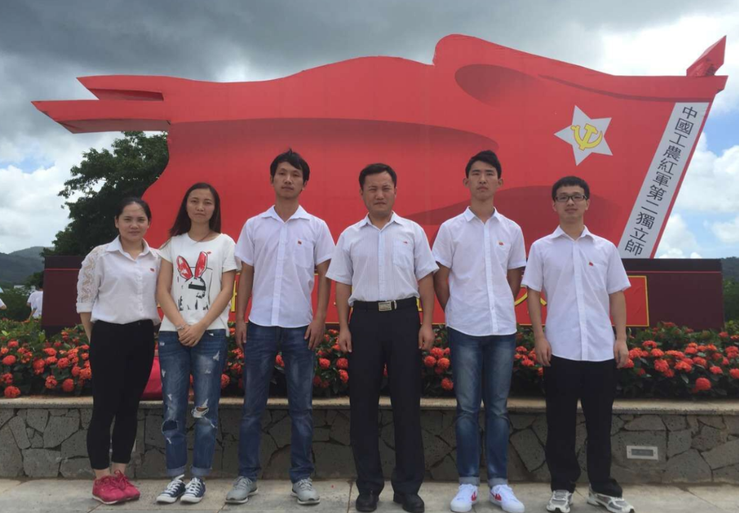 学生党支部开展“缅怀革命先烈、追寻革命踪迹”革命传统教育活动。