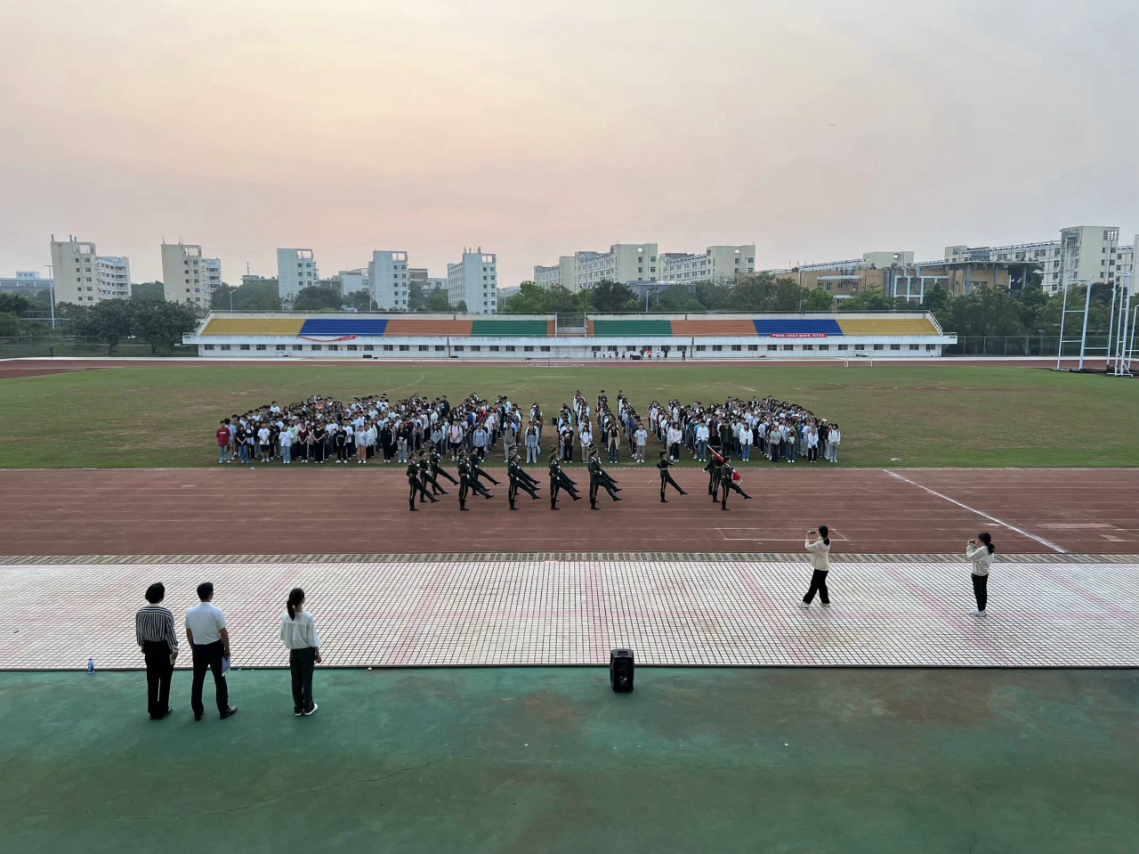 星空游戏官方地理与环境科学学院升旗仪式活动顺利开展