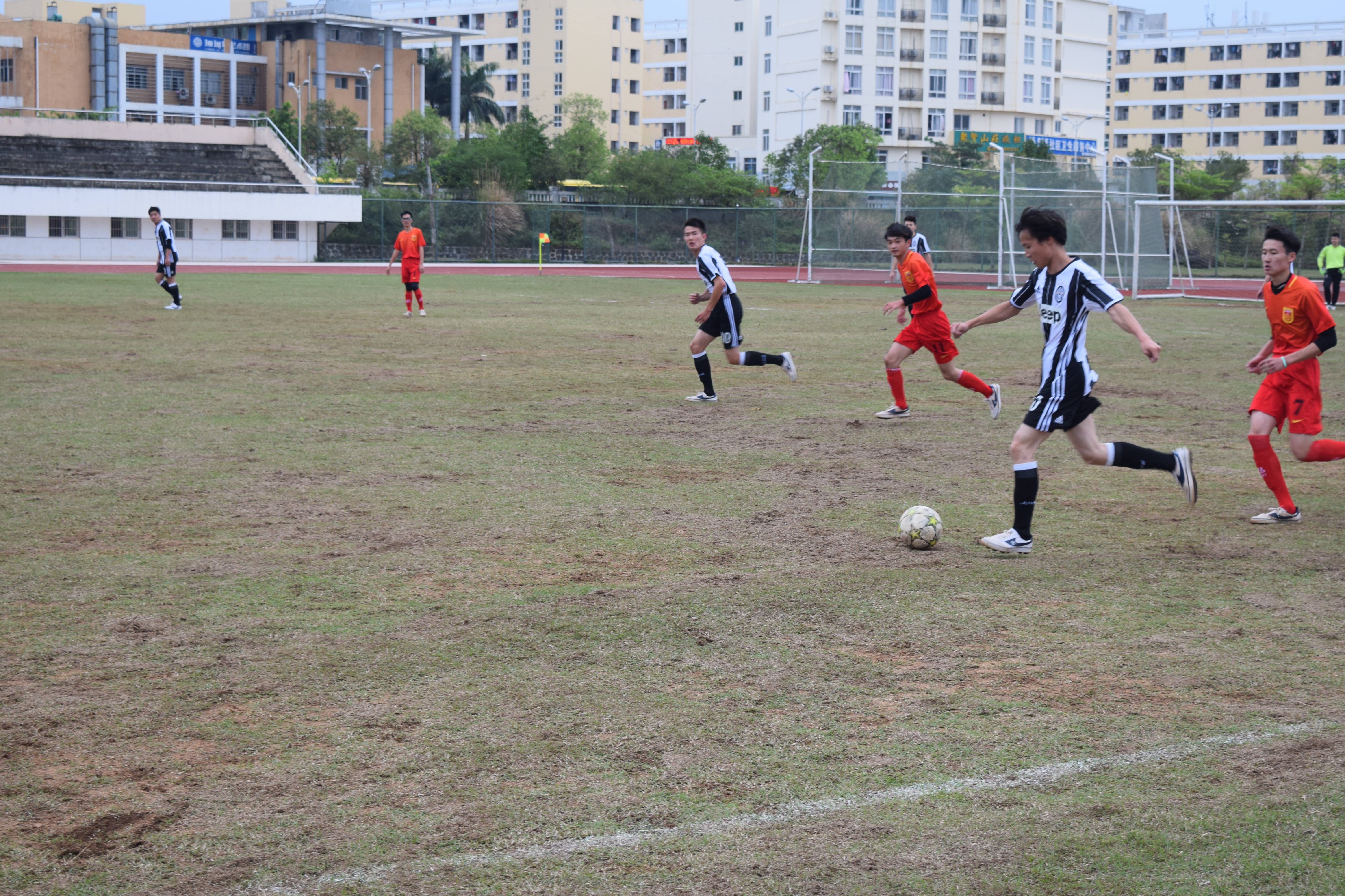化学与化工学院在校园足球赛中取得开门红