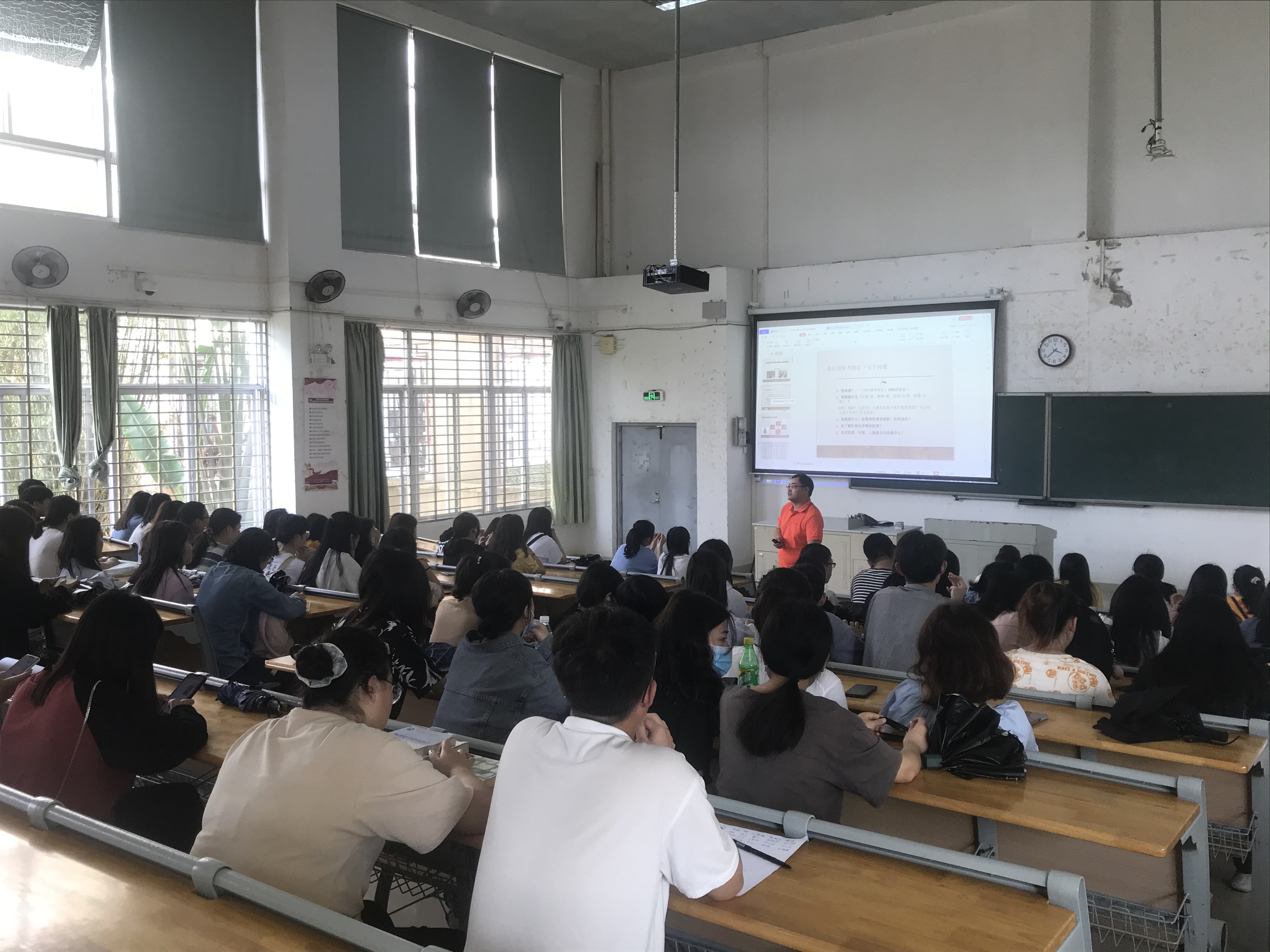 我院举办2021届毕业生就业形势与准备专题讲座