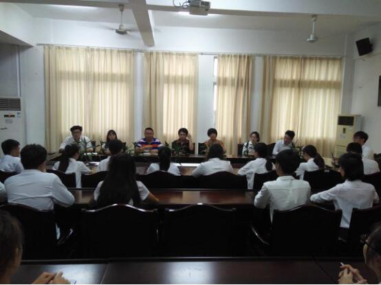    化学与化工学院党委书记为学生干部上党课 作“两学一做”和“群众路线教育活动”专题辅导                                                                                                                     