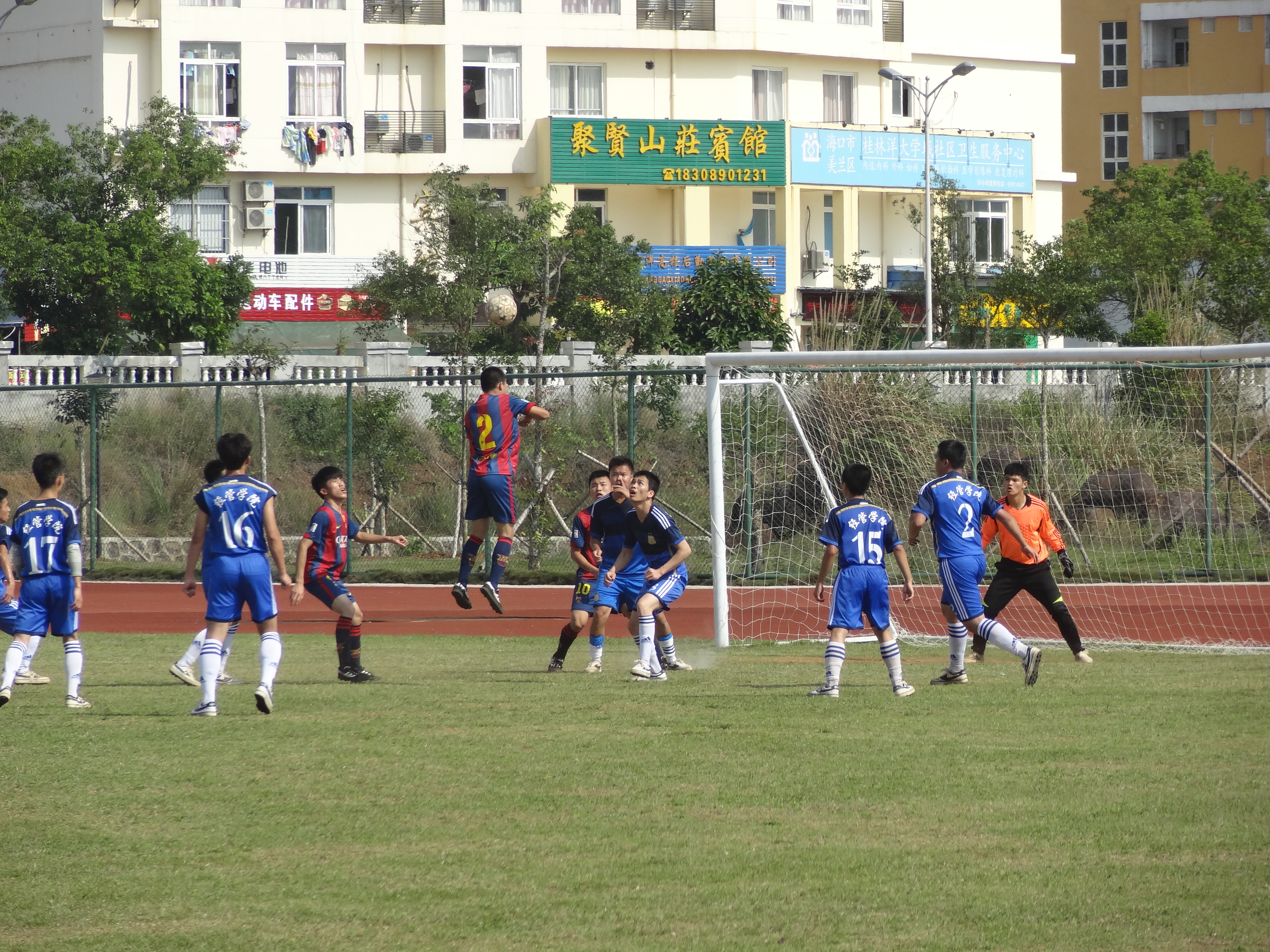 我院在2015年学校足球比赛中获亚军