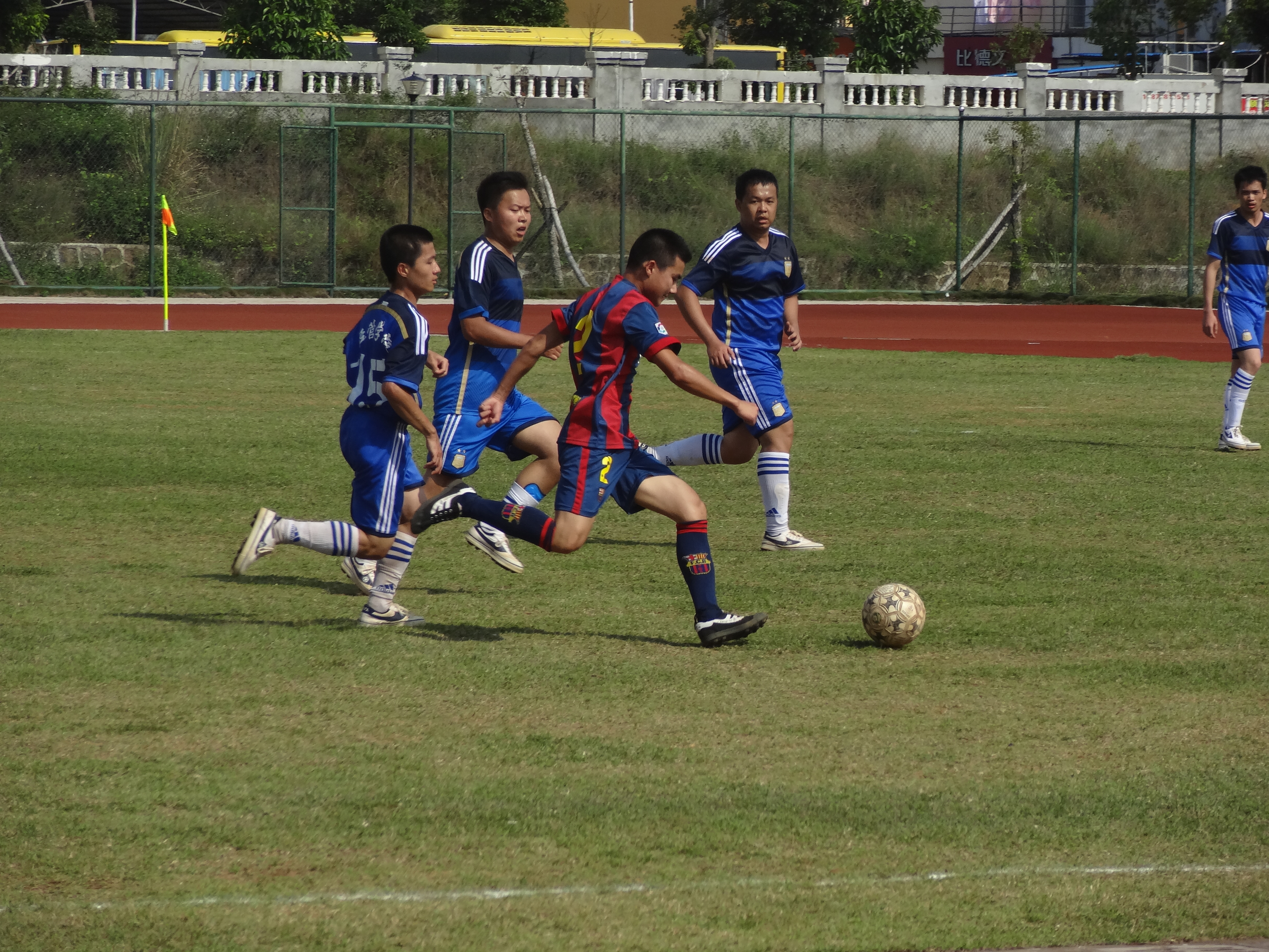 我院在2015年学校足球比赛中获亚军