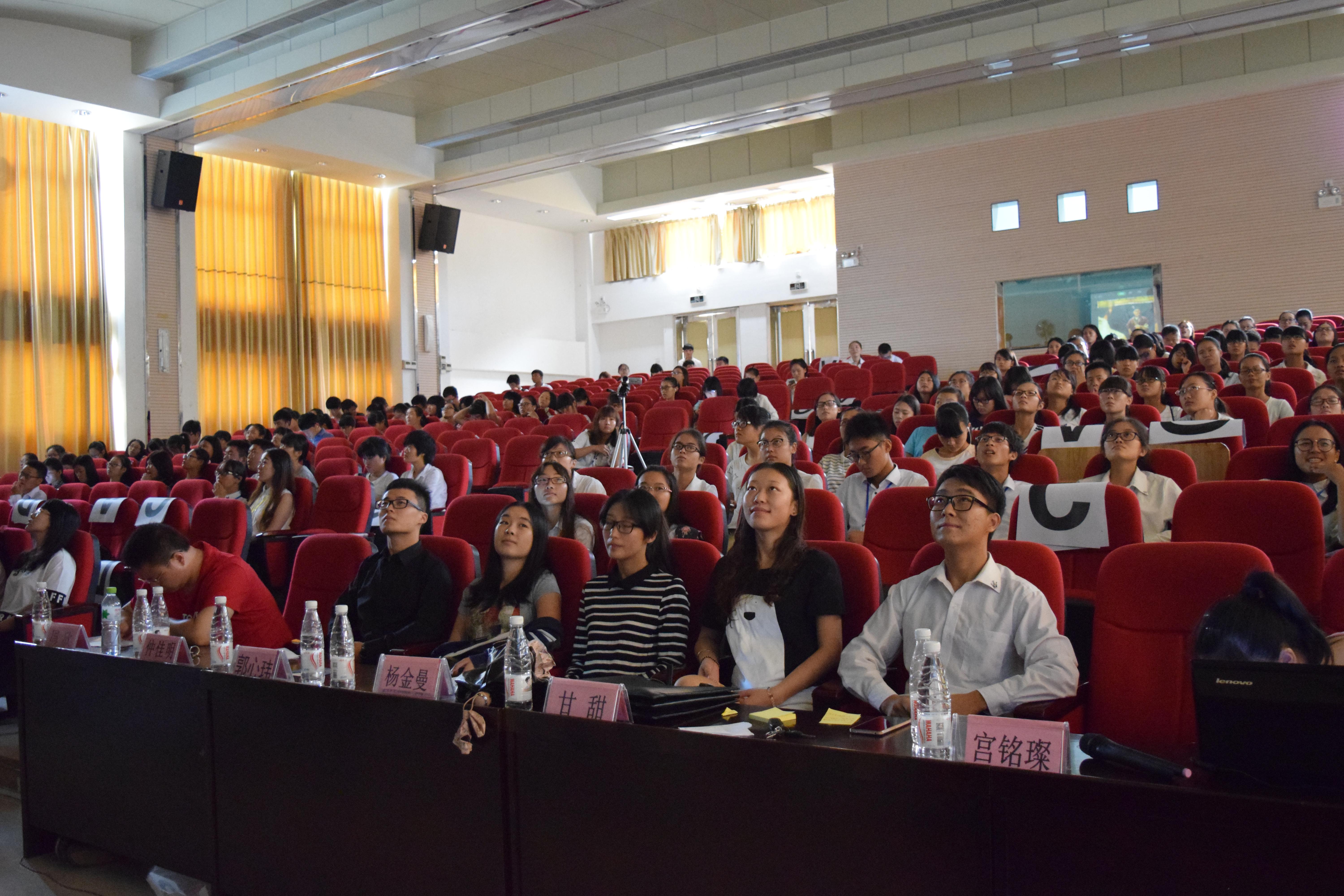 化学与化工学院举行“五彩青春始，文明伴我行”大学生论坛