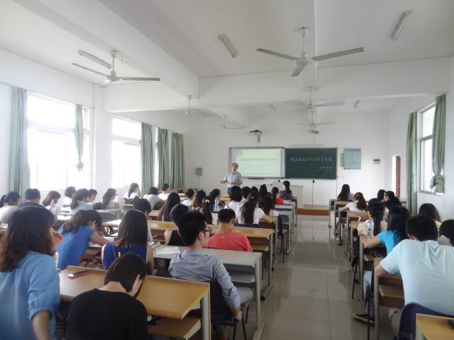 我院举办“就业形势与求职技巧”讲座