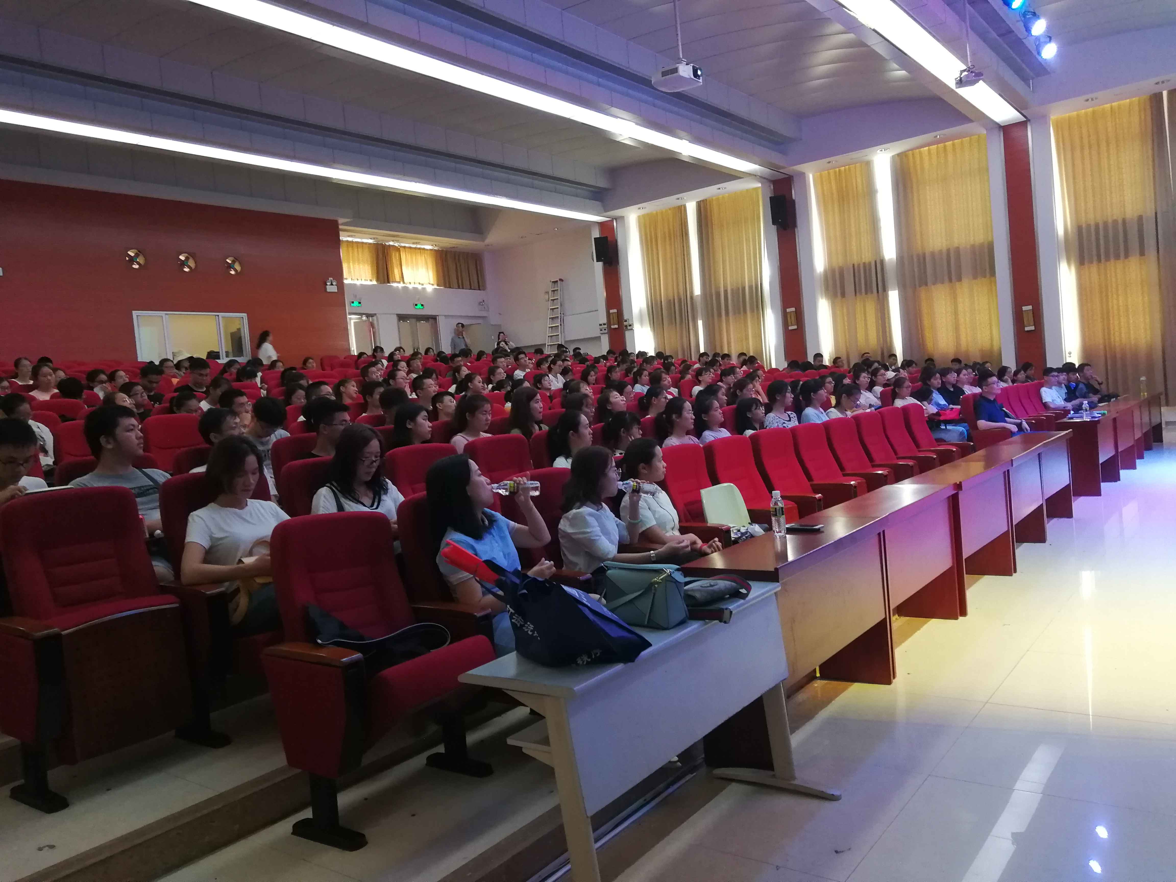 化学与化工学院开展2019级新生入学系列教育——防范金融诈骗讲座