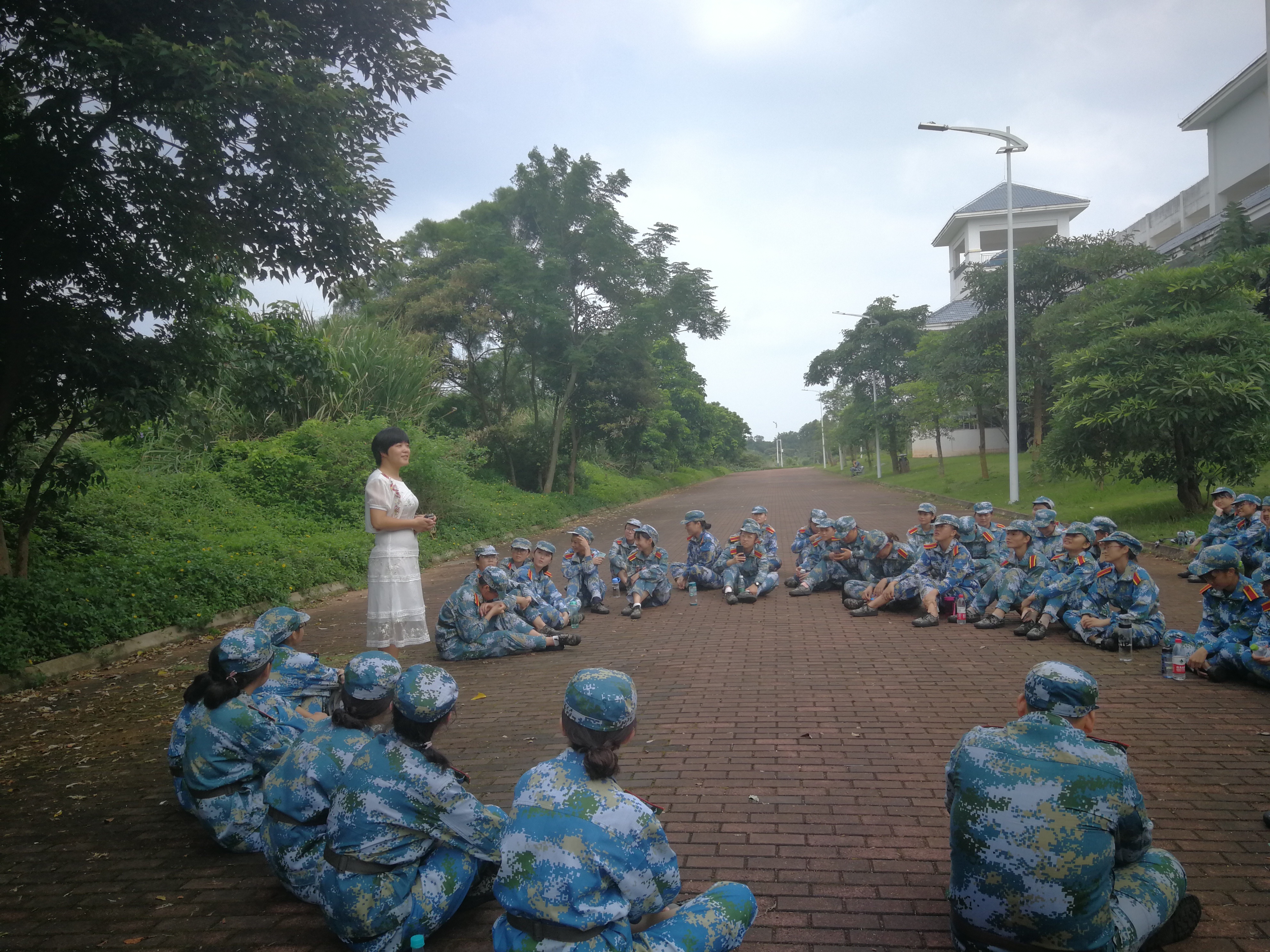 化学与化工学院召开防御“山竹”台风学生工作部署会议