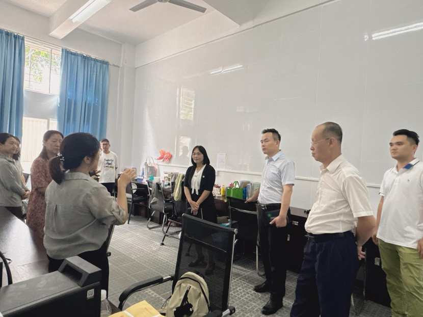 星空游戏官方韩小雨副校长 到附属小学检查指导开学工作