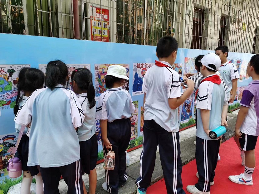 我校开展庆“六·一”现场绘画、书法比赛