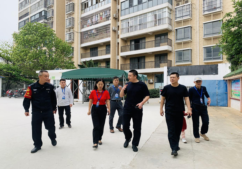 琼山区忠介派出所许健一行到 星空游戏官方附属小学进行安全检查指导工作