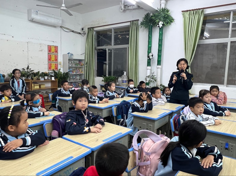 健康教育进校园 守护健康伴成长――星空游戏官方附属小学开展健康教育宣传活动