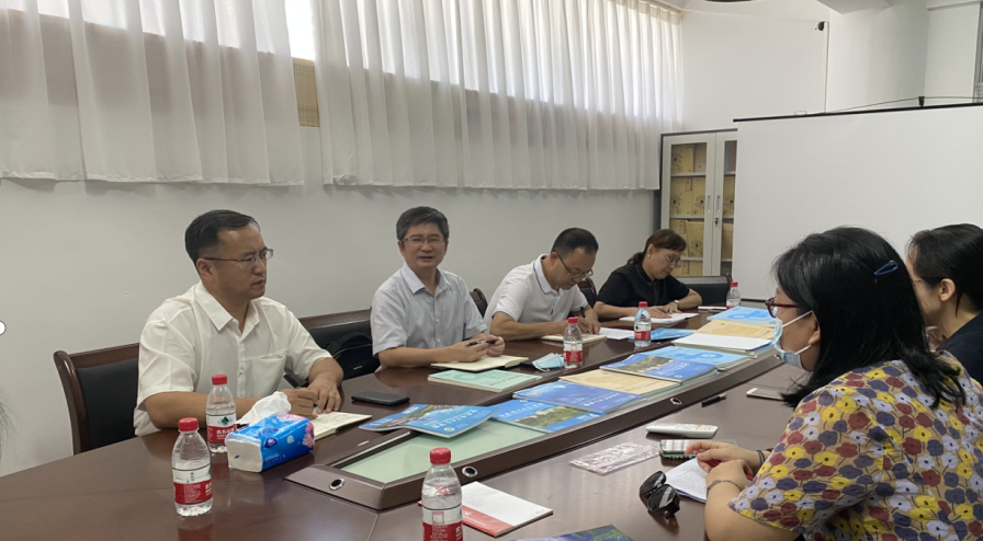 校党委委员、副校长杨兹举来学报编辑部宣布干部任职并开展调研