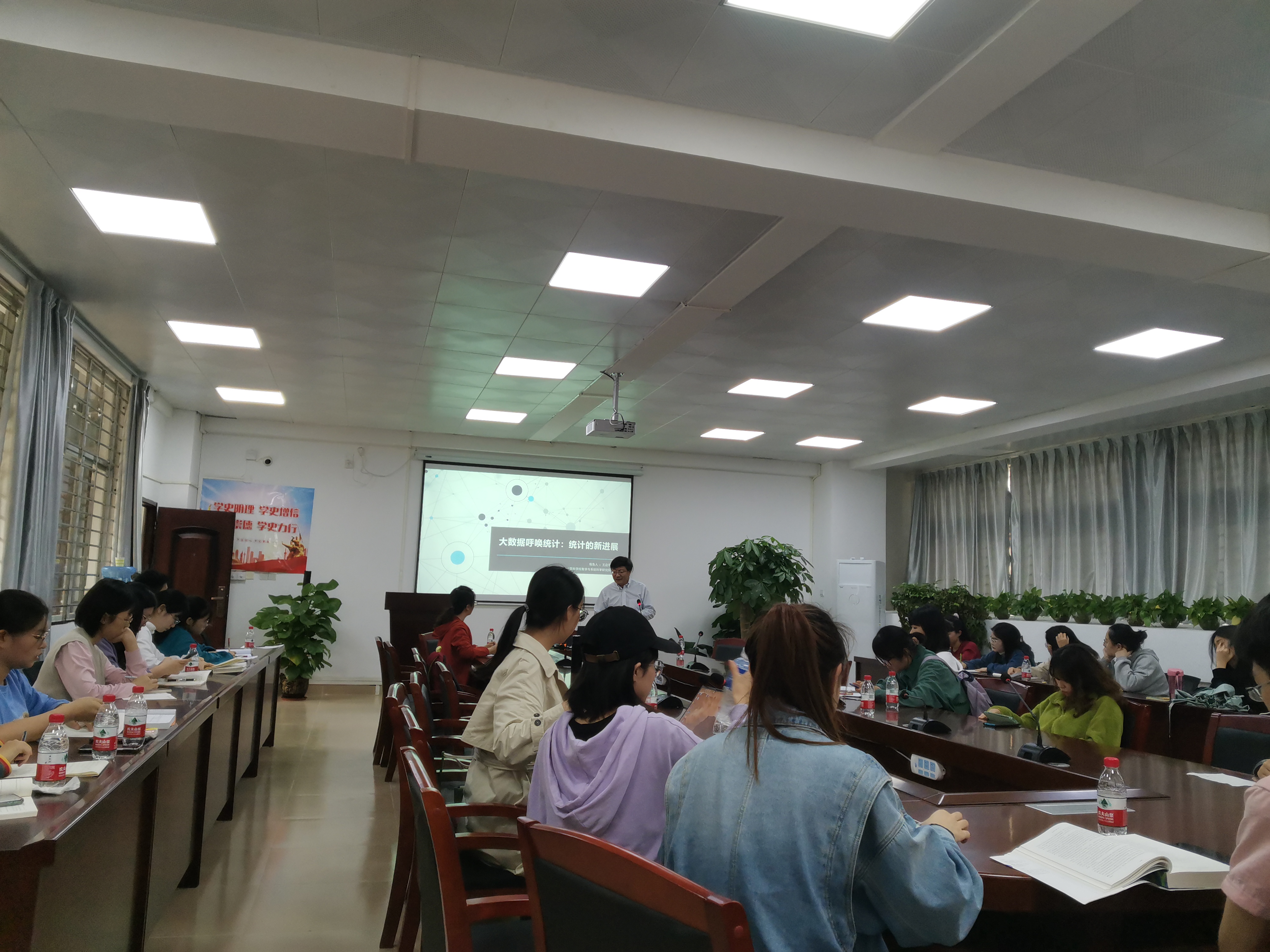 中国科学院数学与系统科学研究院王启华研究员来我校讲学
